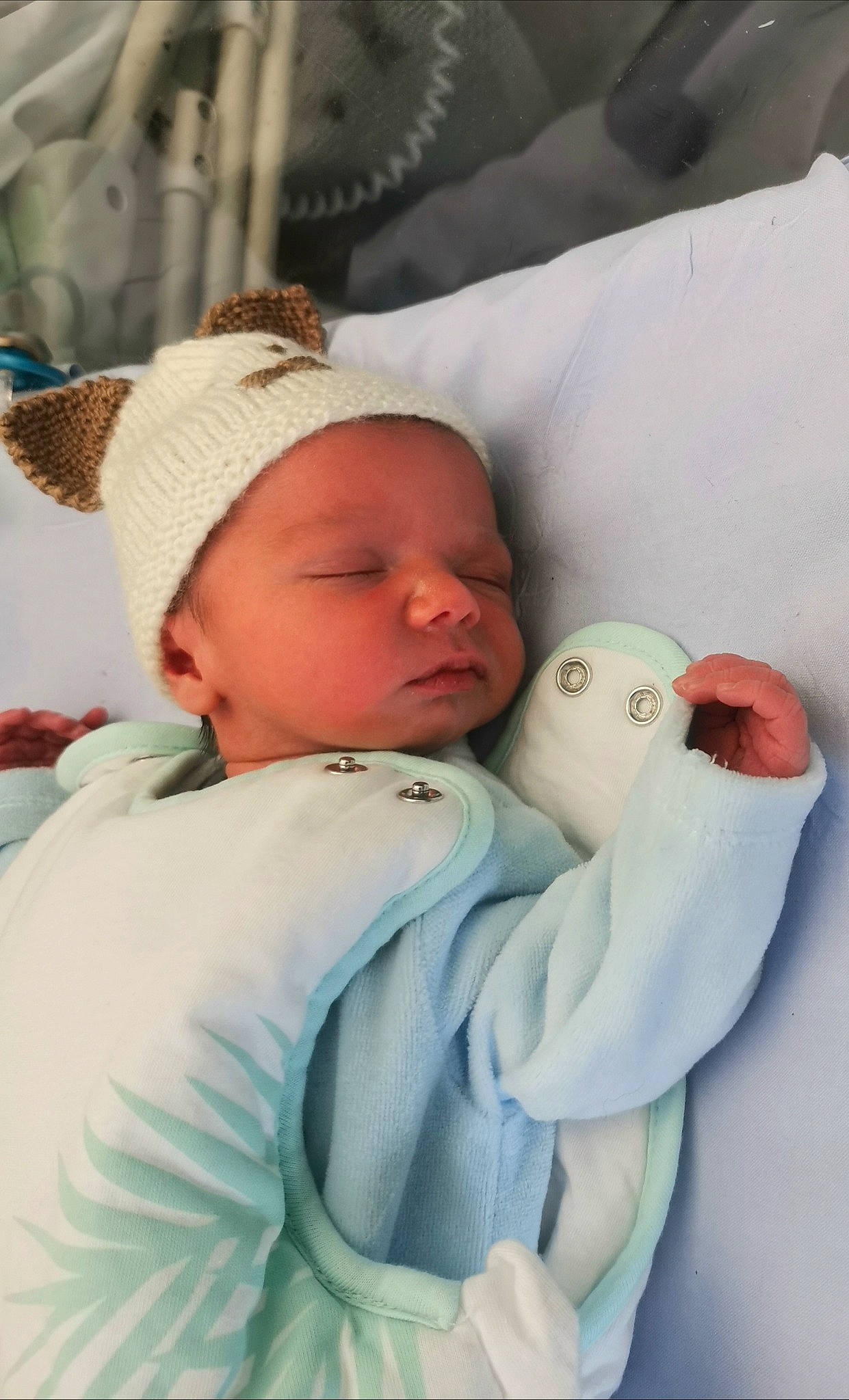 Clément participe au concours pour gagner de l'argent avec cette photo : baby, baby_products, baby_sleeping, baby_toddler_clothing, beanie, bedtime, cheek, child, comfort, happy, knit_cap, linens, nap, person, product, skin, sleep, sleeve, textile, toddler