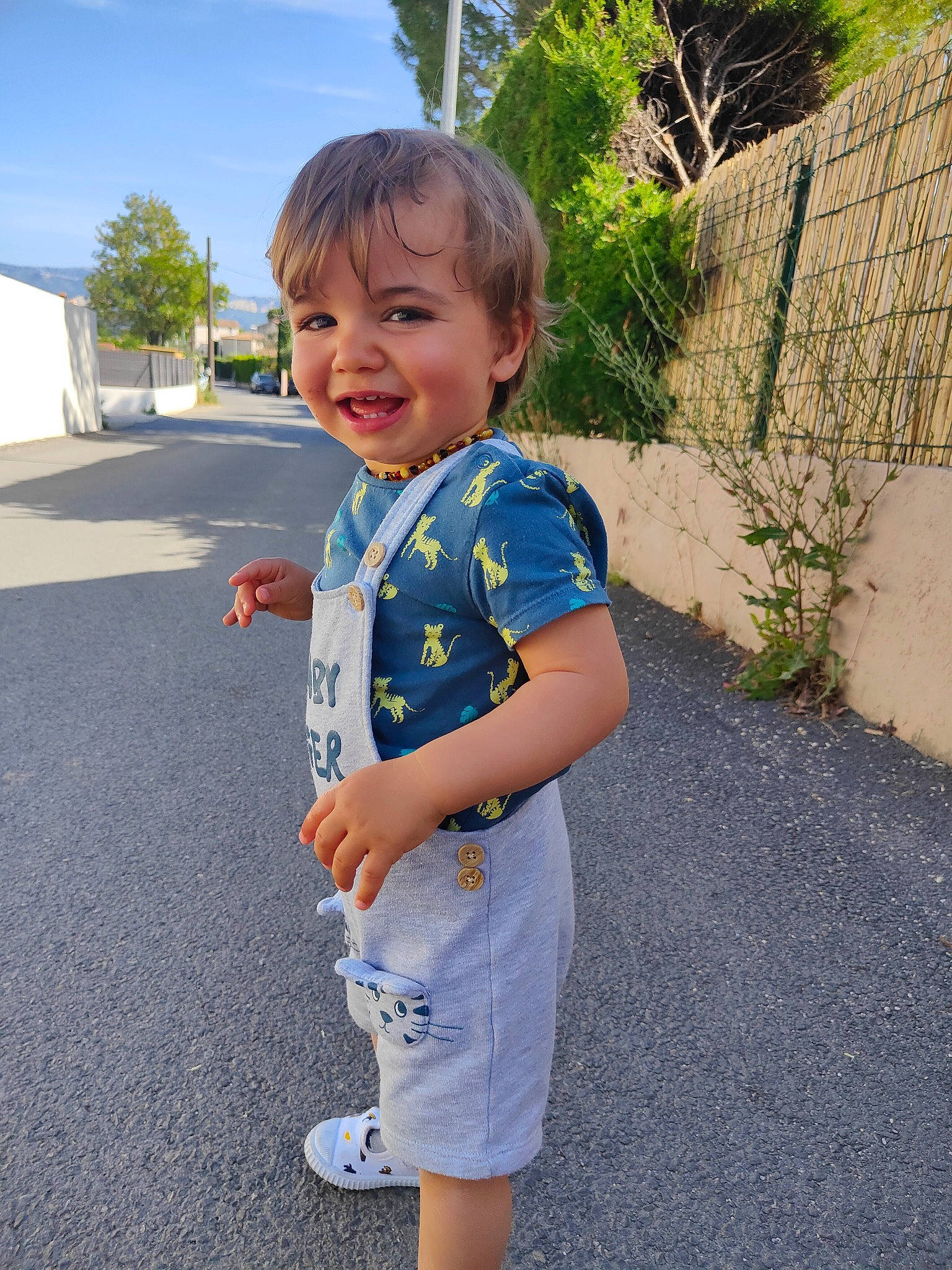 Clément participe au concours pour gagner de l'argent avec cette photo : asphalt, baby_toddler_clothing, clothing, cool, electric_blue, facial_expression, fun, grass, hair, happy, head, human_body, joy, leisure, person, plant, shoulder, sky, sleeve, smile