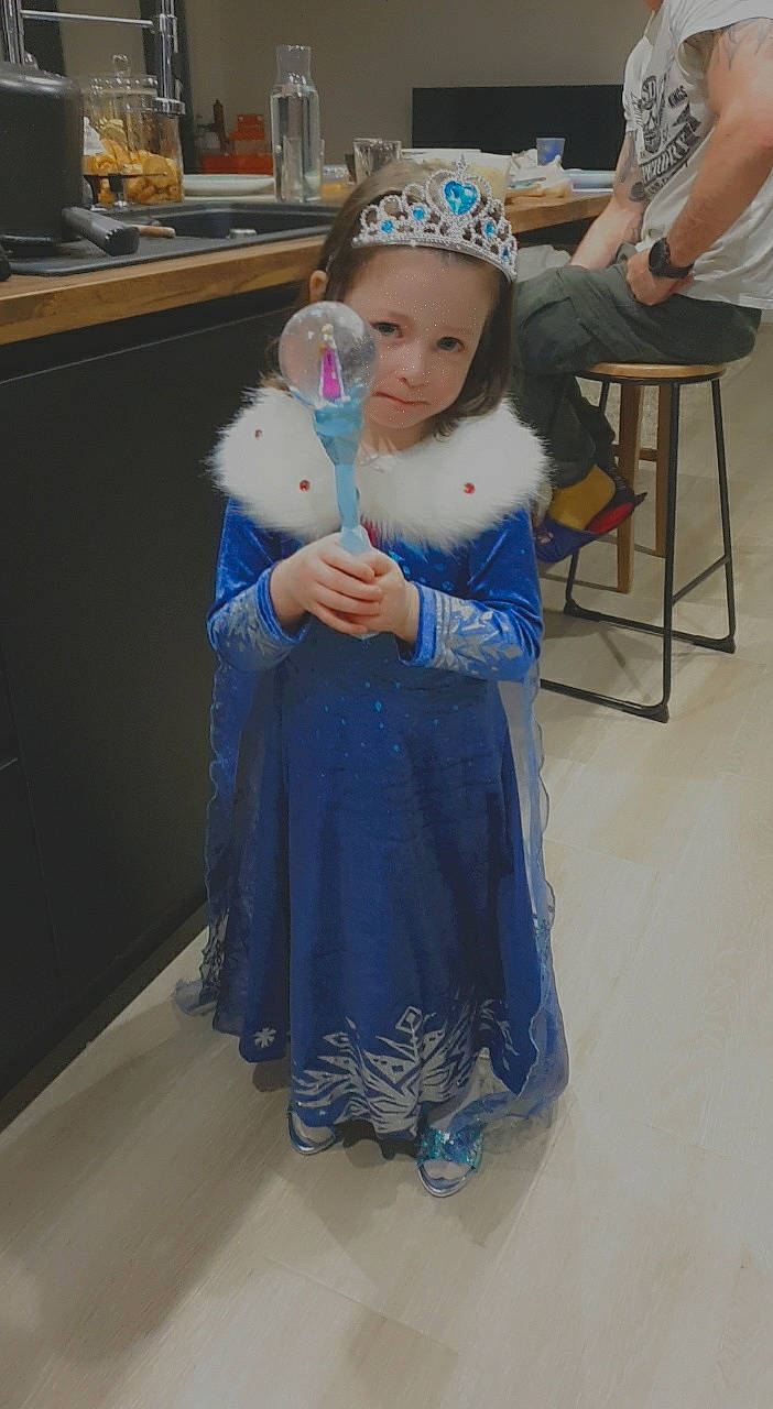 Maïna participe au concours pour gagner de l'argent avec cette photo : baby, blue, chair, child, costume, electric_blue, event, eye, flooring, fun, fur, hat, jewellery, necklace, person, room, sun_hat, toddler, toy