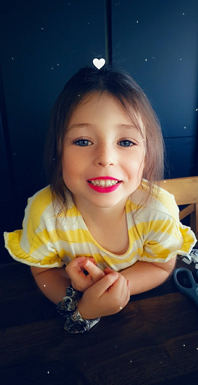 Maïna a rejoint le concours — aidez-le/la à gagner de superbes lots ! arm, cheek, chin, cool, eye, eyelash, face, finger, flash_photography, fun, hair, happy, head, human_body, iris, joy, lip, nose, person, skin