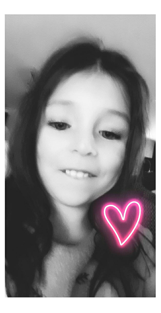 Maïna participe au concours pour gagner de l'argent avec cette photo : beauty, black, black_and_white, black_hair, cheek, cool, eyebrow, eyelash, facial_expression, flash_photography, happy, iris, jaw, lip, long_hair, mouth, nose, person, petal, photograph