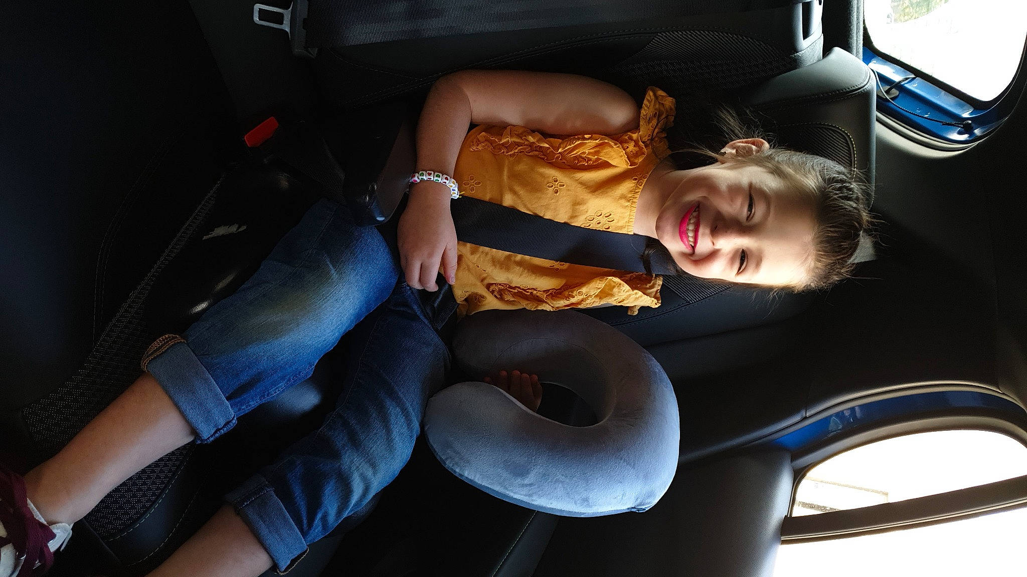 Maïna a rejoint le concours — aidez-le/la à gagner de superbes lots ! auto_part, automotive_design, automotive_exterior, automotive_tire, car, car_seat, car_seat_cover, comfort, finger, fun, head_restraint, human_leg, joy, leg, motor_vehicle, passenger, person, personal_luxury_car, smile, thigh