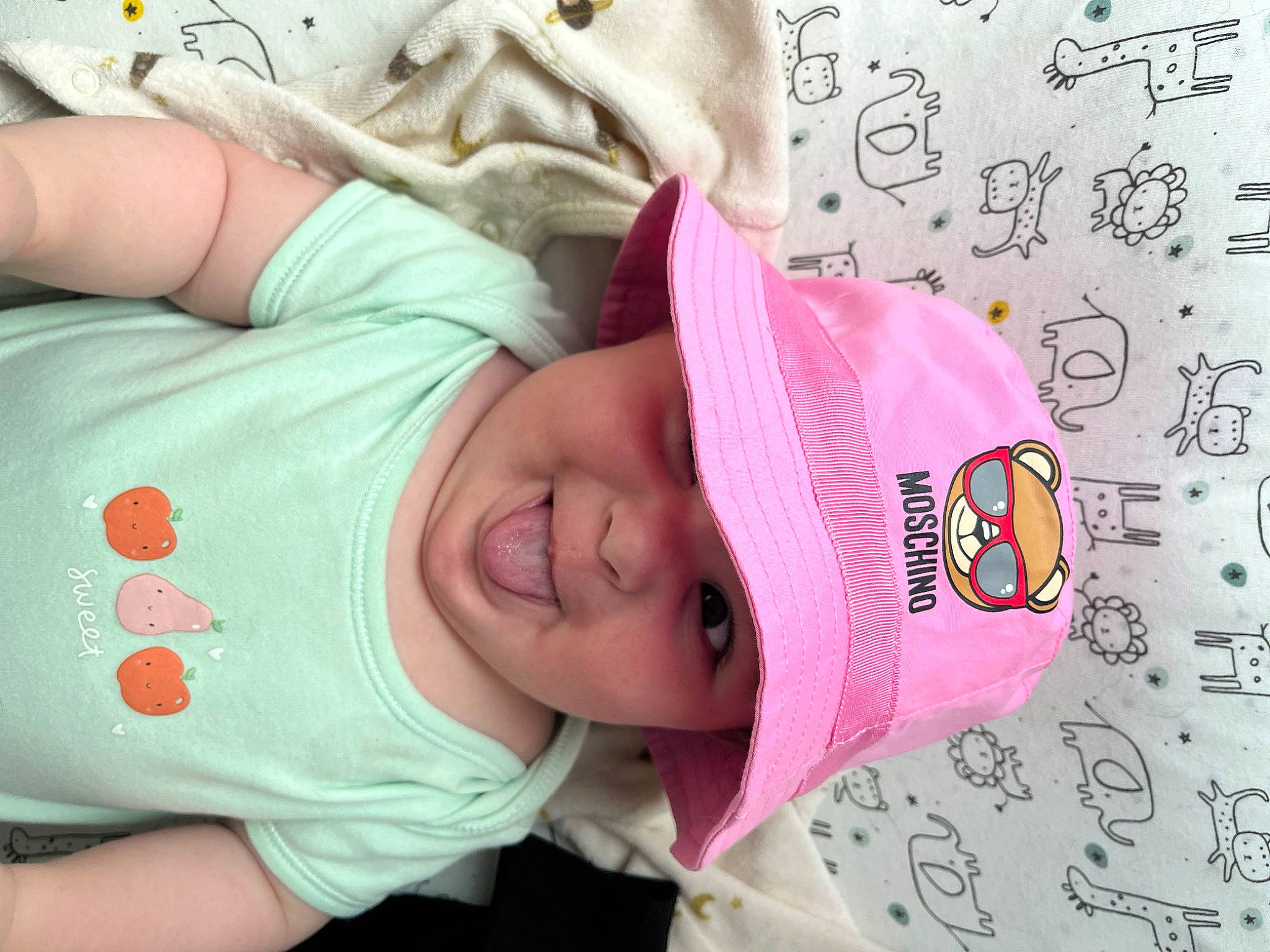 Nélya participe au concours pour gagner de l'argent avec cette photo : cheek, child, comfort, eyelash, fashion_accessory, font, grass, happy, headgear, headwear, lip, magenta, mouth, nose, organ, pattern, person, pink, skin, sleeve