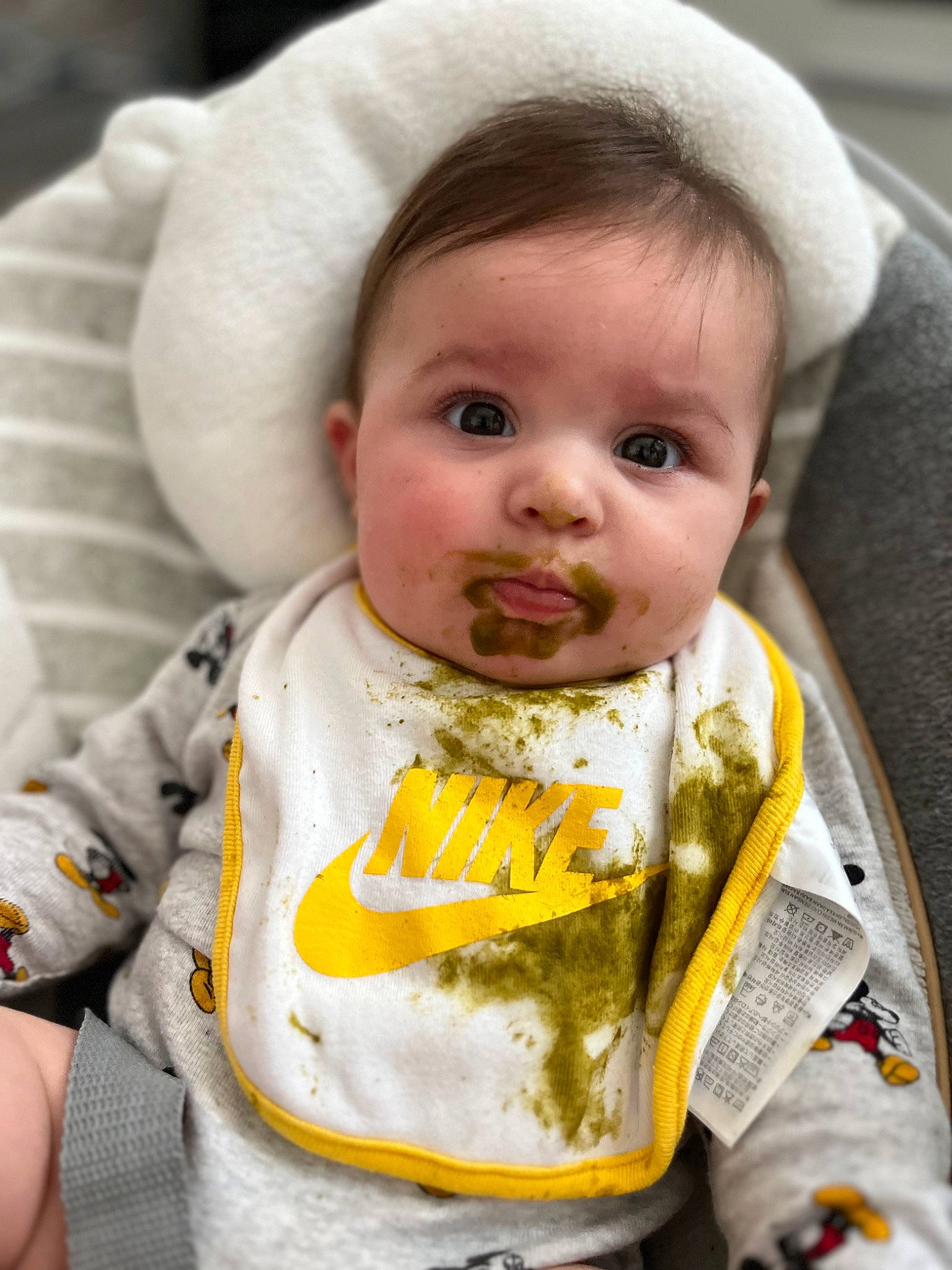 Nélya participe au concours pour gagner de l'argent avec cette photo : baby, baby_toddler_clothing, bib, cheek, chin, collar, eye, eyebrow, eyelash, face, hairstyle, happy, iris, lip, nose, outerwear, person, skin, sleeve, toddler