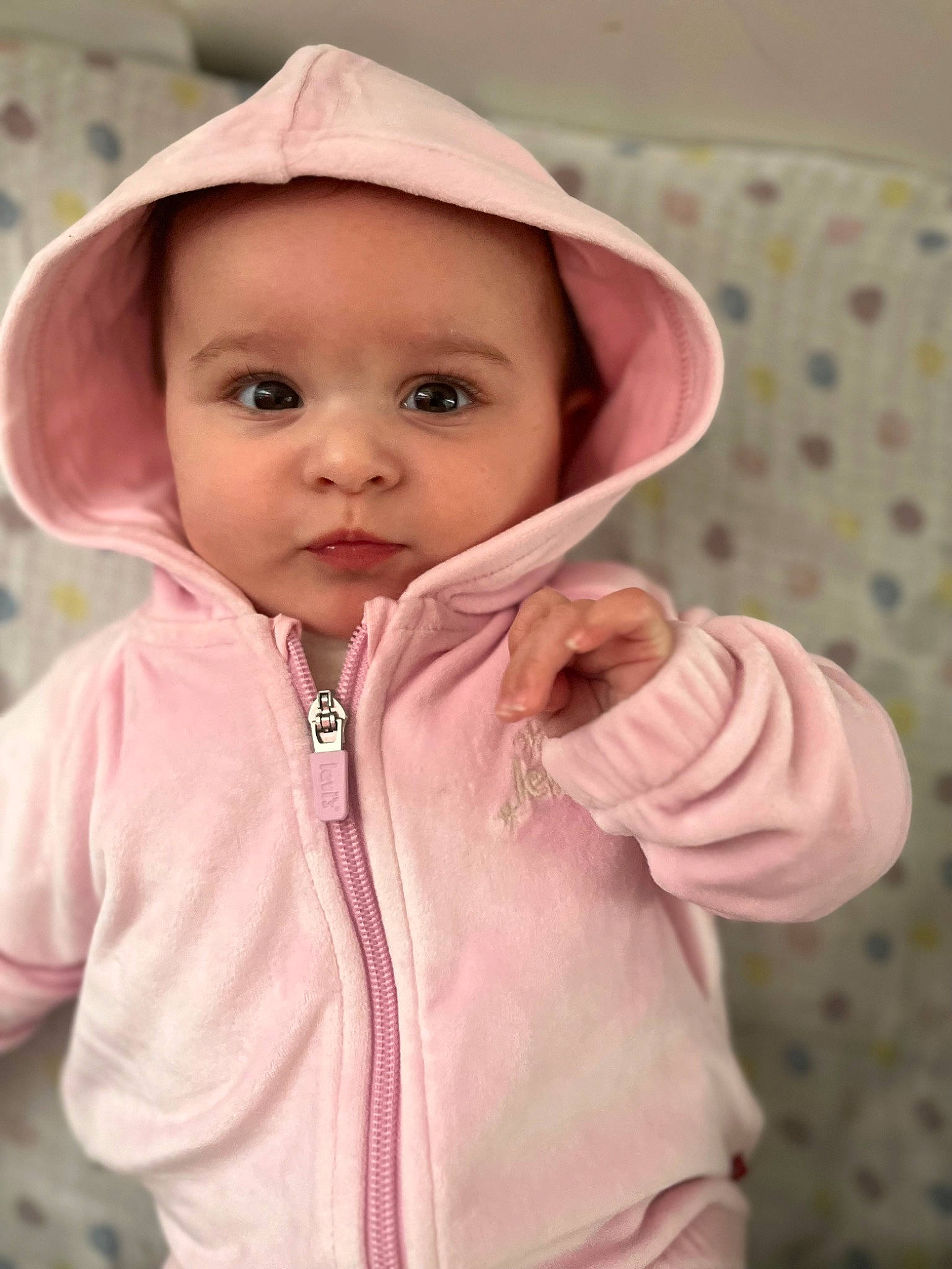 Nélya a rejoint le concours — aidez-le/la à gagner de superbes lots ! baby, cap, cheek, child, fashion_accessory, fun, gesture, happy, headgear, headwear, hood, hoodie, jacket, lip, magenta, nose, outerwear, person, pink, skin