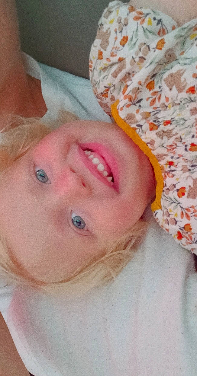 Ambre a rejoint le concours — aidez-le/la à gagner de superbes lots ! cheek, chin, ear, eye, eyebrow, eyelash, face, facial_expression, finger, happy, head, iris, jaw, joy, lip, mouth, muscle, neck, nose, person