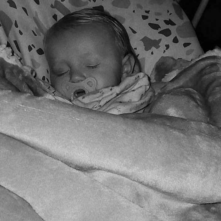 Djulyana a rejoint le concours — aidez-le/la à gagner de superbes lots ! baby, bed, black_and_white, blanket, child, comfort, cozy, cushion, face, head, indoors, infant, pacifier, peaceful, pillow, portrait, rest, sleeping, soft, young