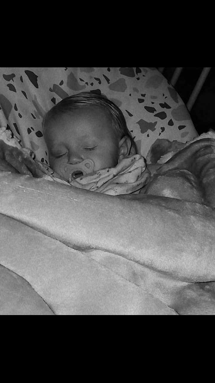 Djulyana a rejoint le concours — aidez-le/la à gagner de superbes lots ! baby, bed, black_and_white, blanket, child, comfort, cozy, cushion, face, head, indoors, infant, pacifier, peaceful, pillow, portrait, rest, sleeping, soft, young