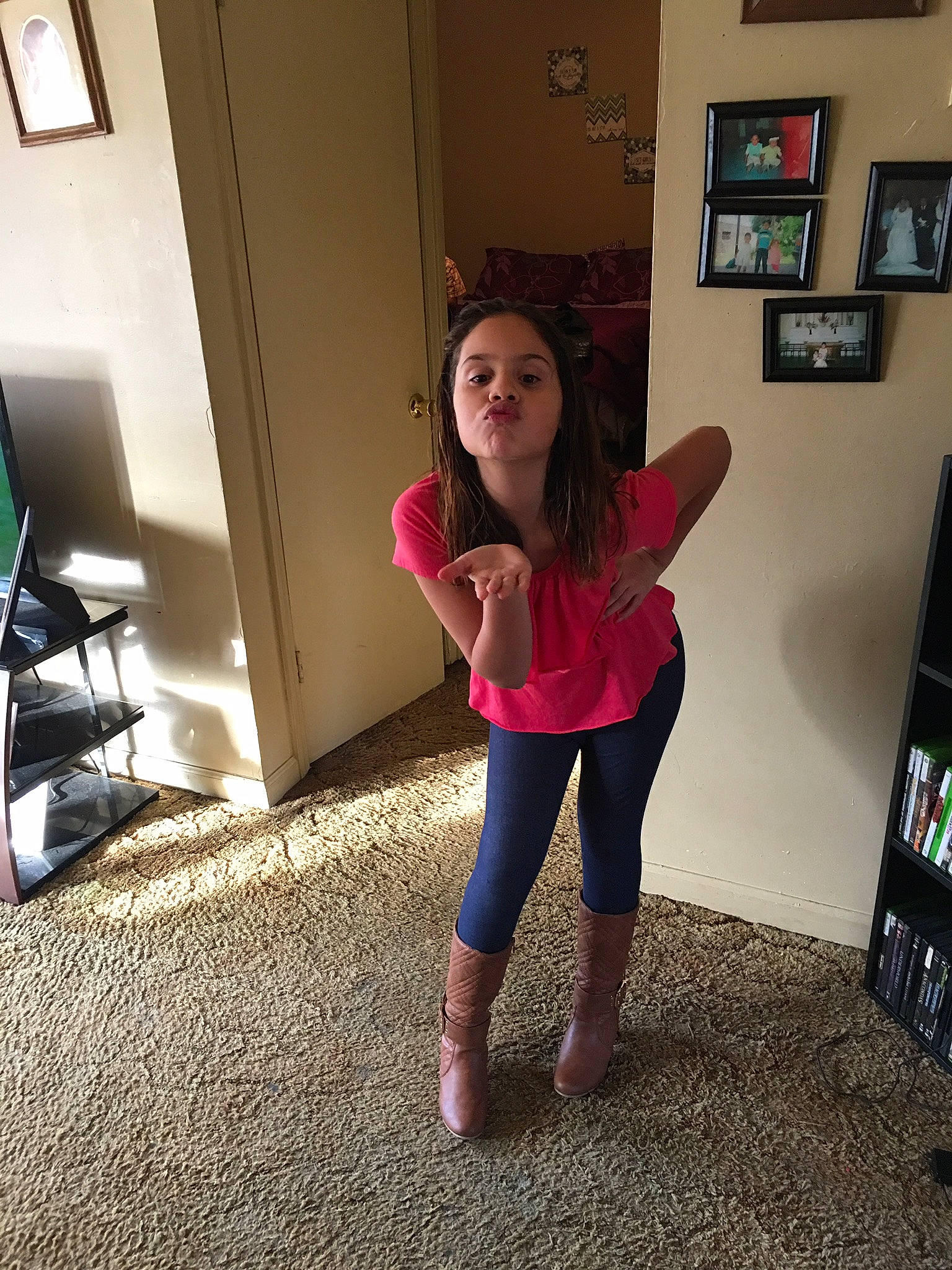 Alejandra is registered to the contest to win money with this photo: arm, floor, human_leg, jeans, joint, knee, leg, leggings, material_property, person, photography, pink, selfie, shoe, shoulder, sportswear, standing, thigh, trousers, waist