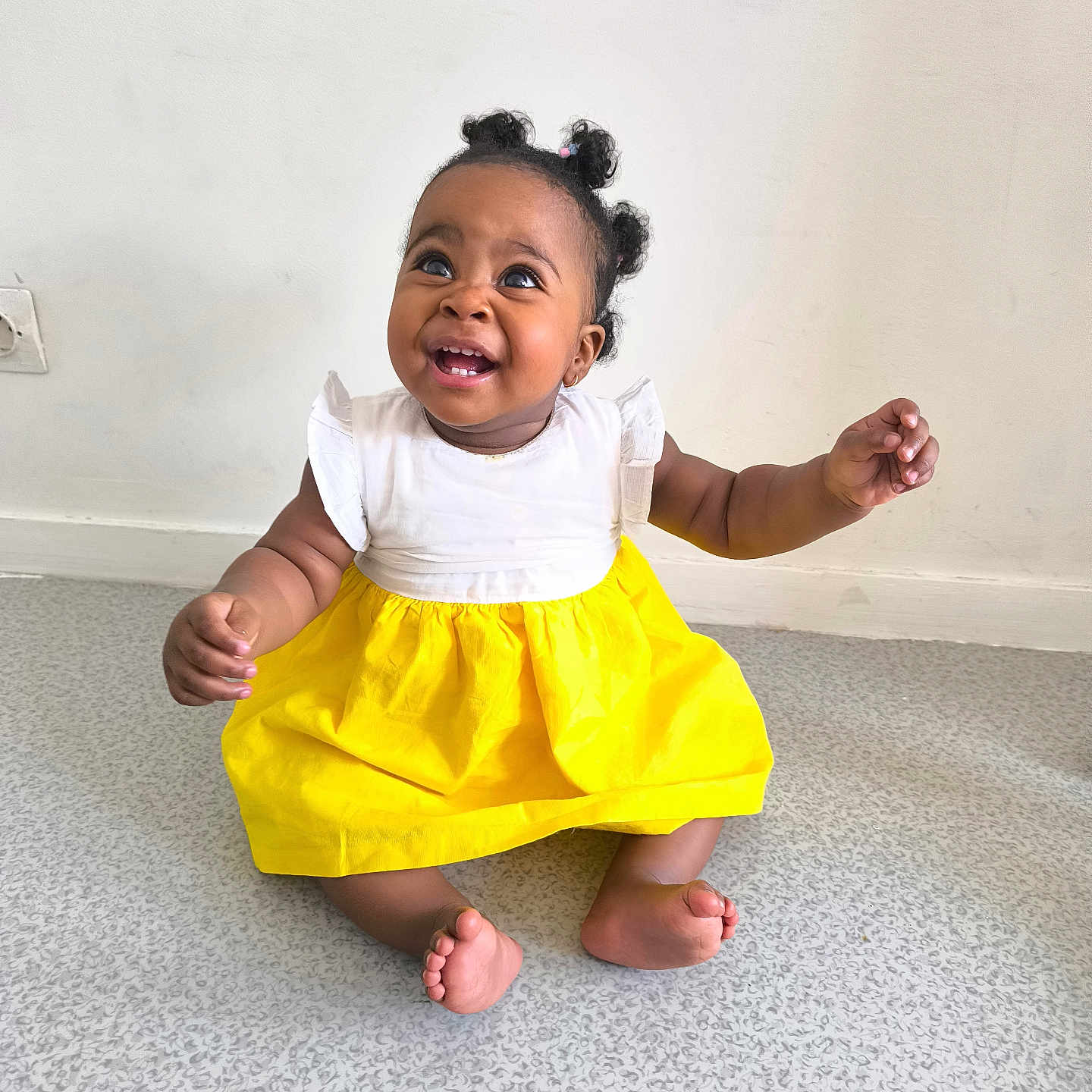 Aléa a rejoint le concours — aidez-le/la à gagner de superbes lots ! baby, babylaughing, bodypart, clothing, dress, face, finger, hand, happy, head, pants, person, photography, portrait, shorts, sitting, skirt, sleeve, smile, standing