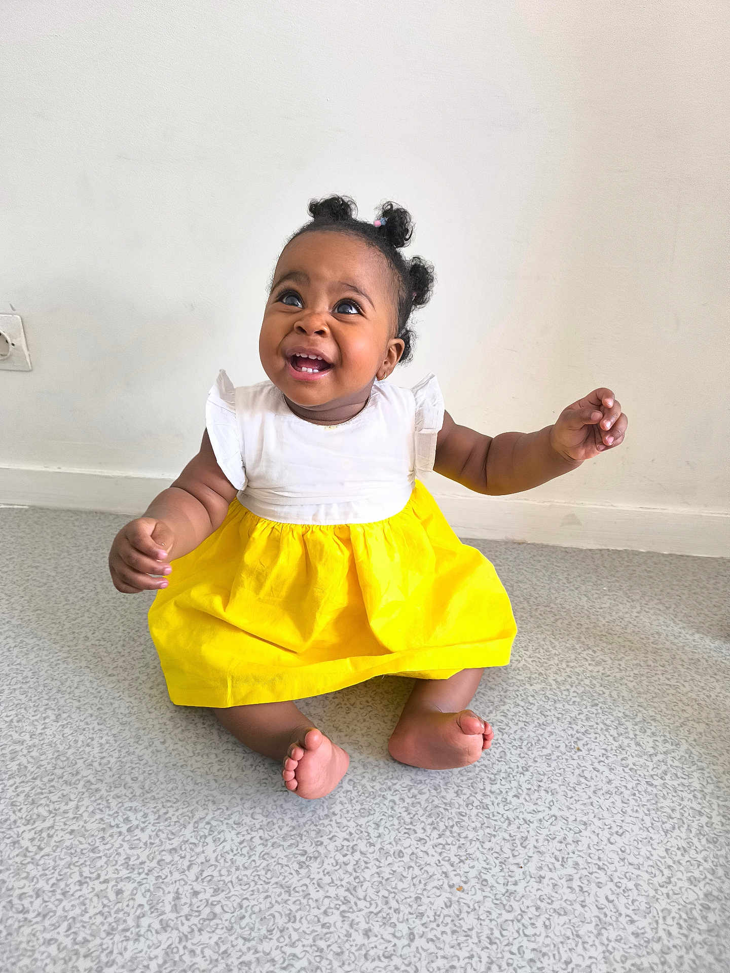 Aléa a rejoint le concours — aidez-le/la à gagner de superbes lots ! baby, babylaughing, bodypart, clothing, dress, face, finger, hand, happy, head, pants, person, photography, portrait, shorts, sitting, skirt, sleeve, smile, standing