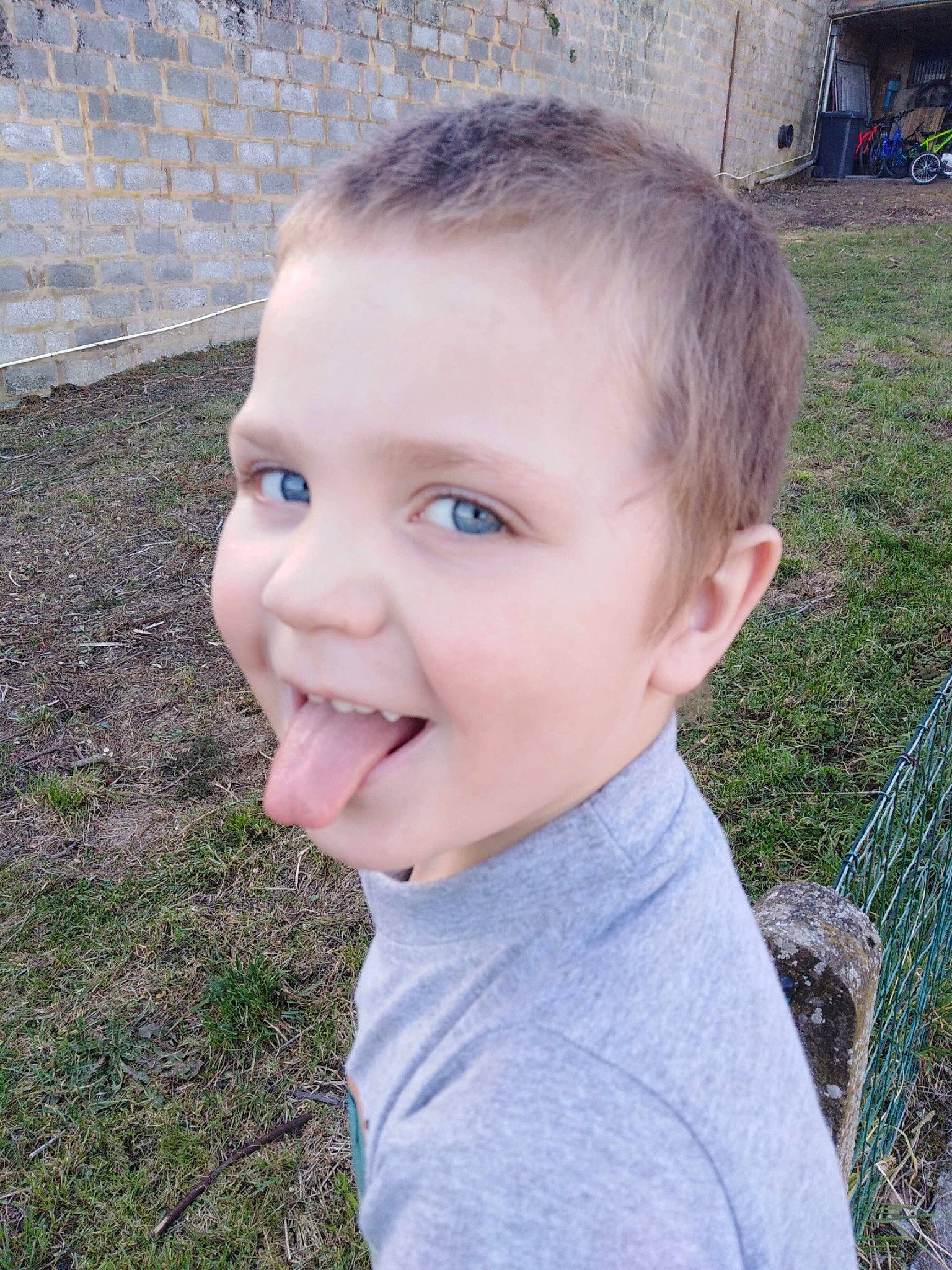 Eden participe au concours pour gagner de l'argent avec cette photo : cheek, child, chin, ear, eye, face, facial_expression, forehead, grass, hair, hairstyle, head, joy, lip, male, nose, organ, person, skin, smile