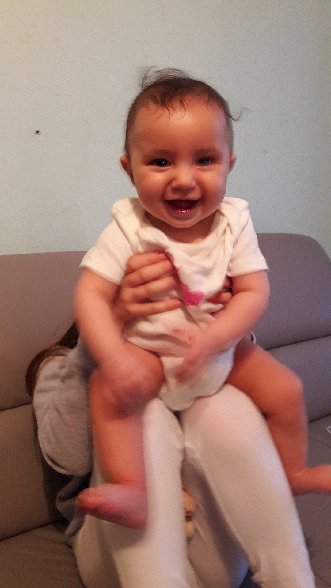 Leïla participe au concours pour gagner de l'argent avec cette photo : child, hand, human_positions, infant, joy, mouth, organ, person, skin, toddler