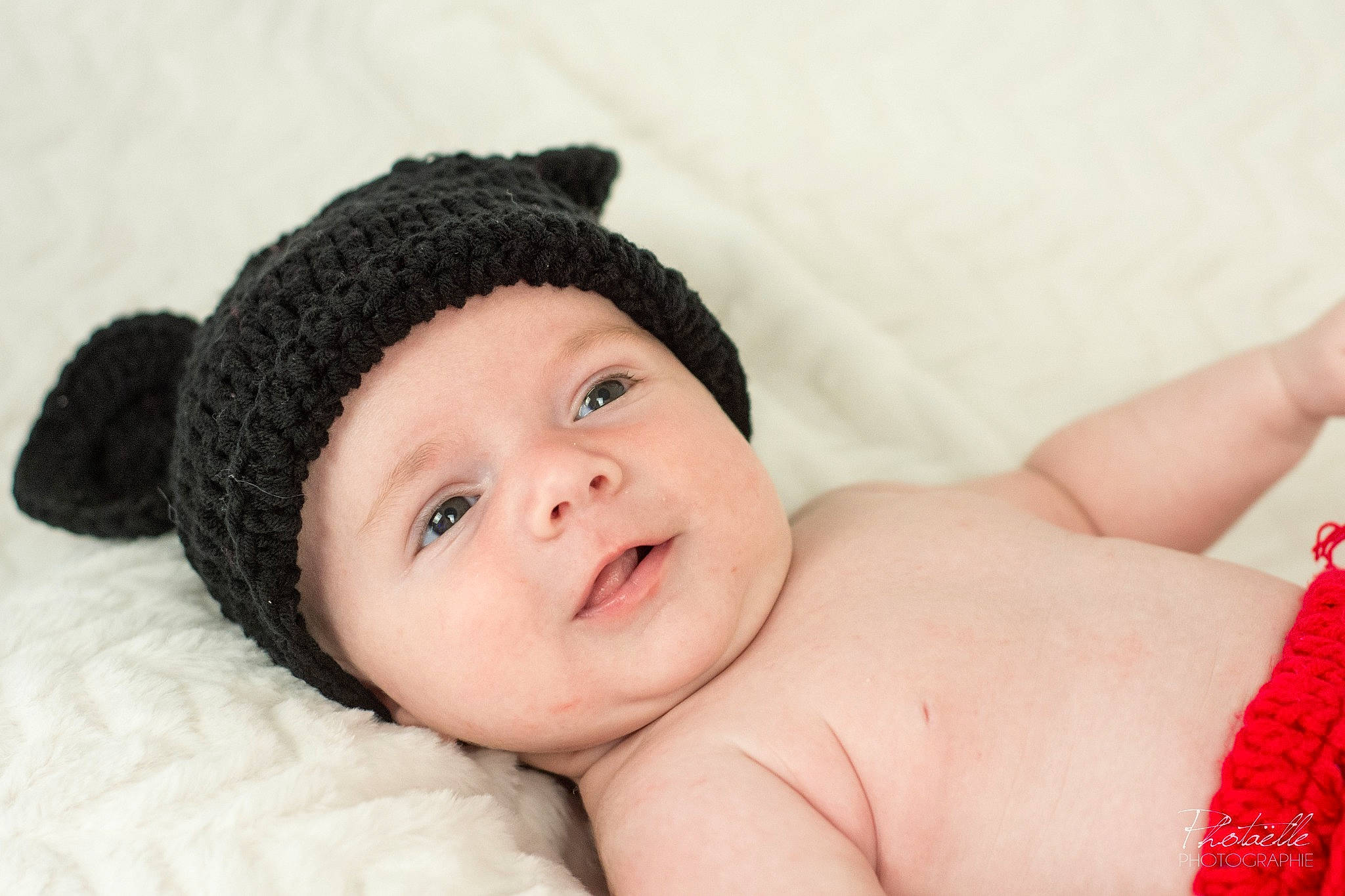 Milan a rejoint le concours — aidez-le/la à gagner de superbes lots ! baby, baby_sleeping, black_hair, cap, cheek, comfort, eye, eyebrow, eyelash, finger, flash_photography, happy, headgear, headwear, linens, lip, pattern, person, skin, smile