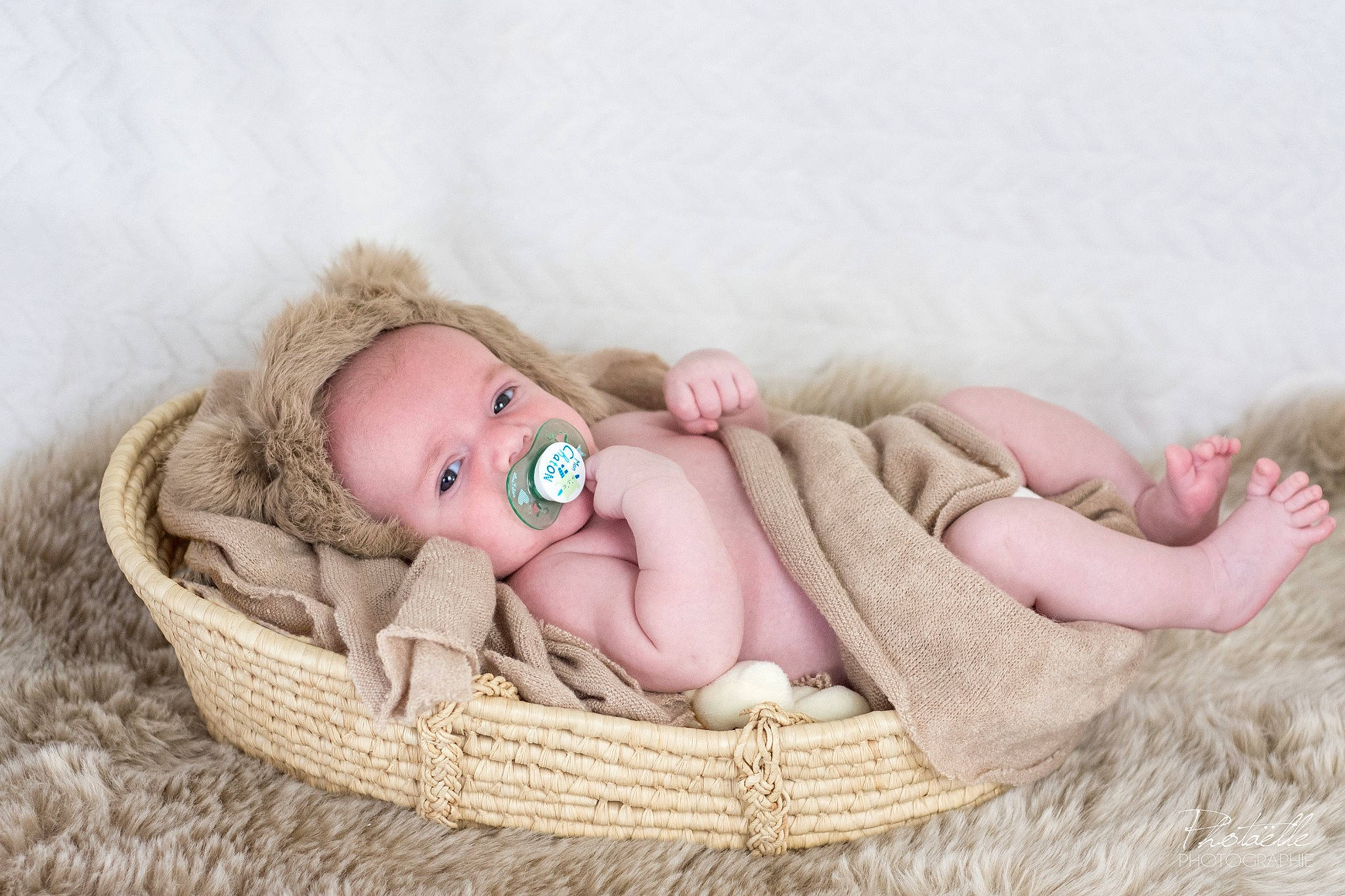 Milan participe au concours pour gagner de l'argent avec cette photo : arm, art, baby, baby_sleeping, baby_toddler_clothing, basket, child, comfort, fawn, grass, hair_accessory, hat, headgear, linens, person, pink, sitting, skin, sun_hat, toddler