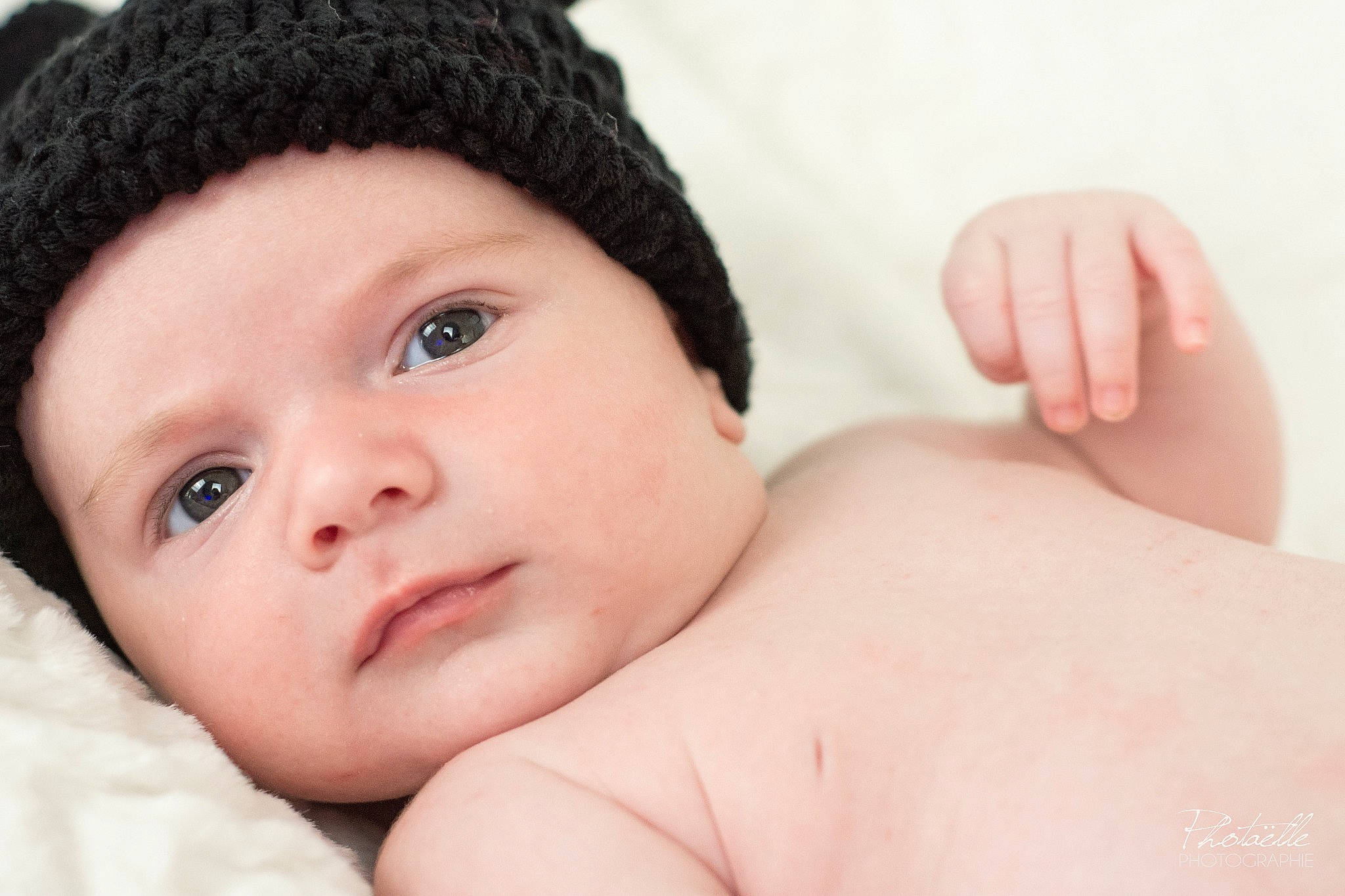 Milan participe au concours pour gagner de l'argent avec cette photo : arm, baby, cap, cheek, chin, comfort, eye, eyebrow, eyelash, face, finger, gesture, happy, headgear, headwear, lip, nose, person, skin, smile