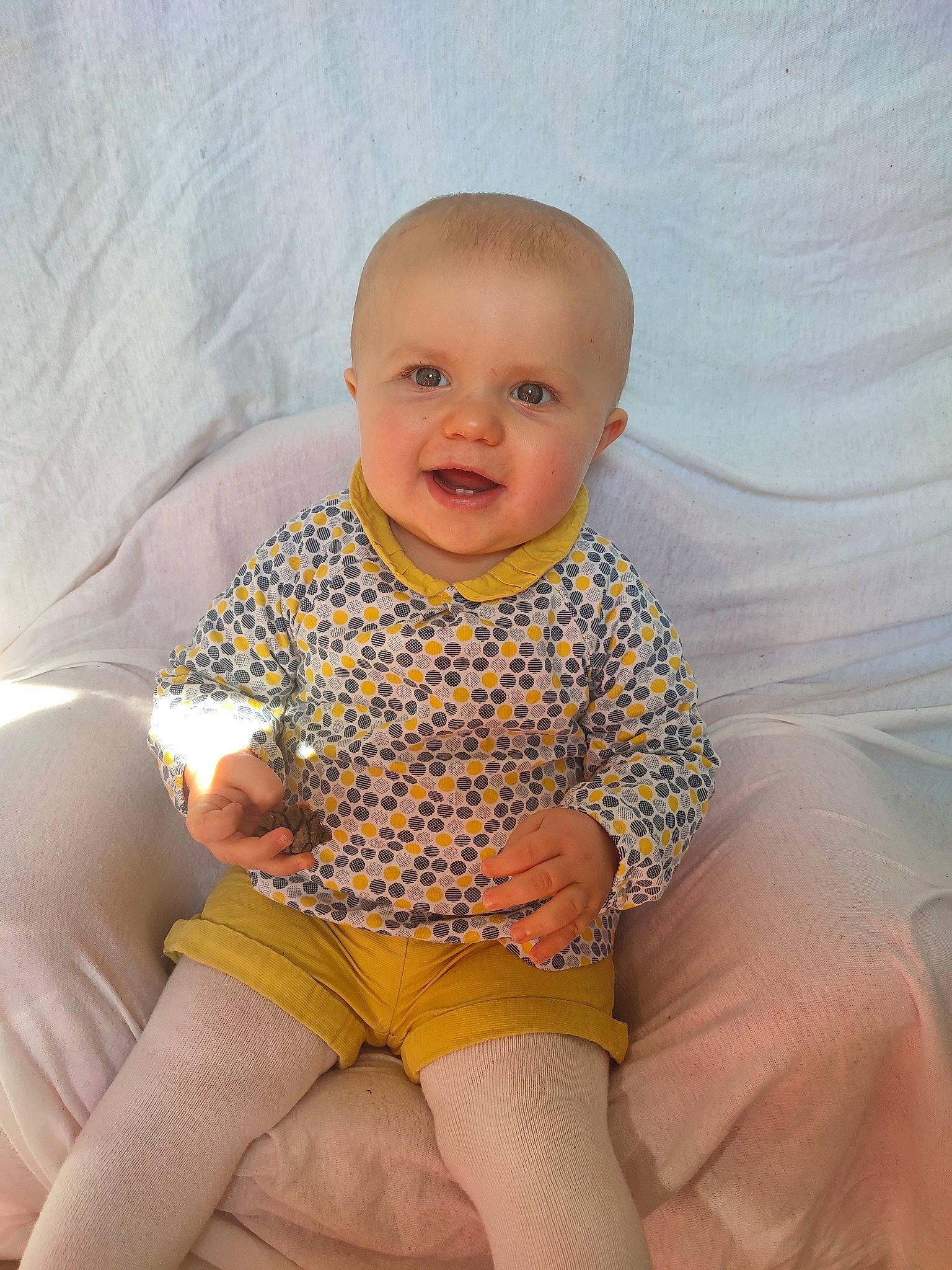 Leyna a rejoint le concours — aidez-le/la à gagner de superbes lots ! baby, baby_toddler_clothing, cheek, comfort, eye, finger, happy, human_body, iris, knee, leg, mouth, orange, person, skin, sleeve, smile, stomach, thigh, toddler