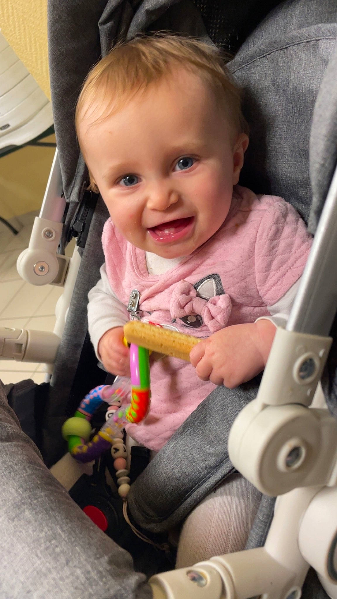 Lydia a rejoint le concours — aidez-le/la à gagner de superbes lots ! arm, baby, baby_toddler_clothing, cheek, eye, face, facial_expression, finger, fun, hand, head, human_body, iris, joy, nose, organ, person, pink, product, skin