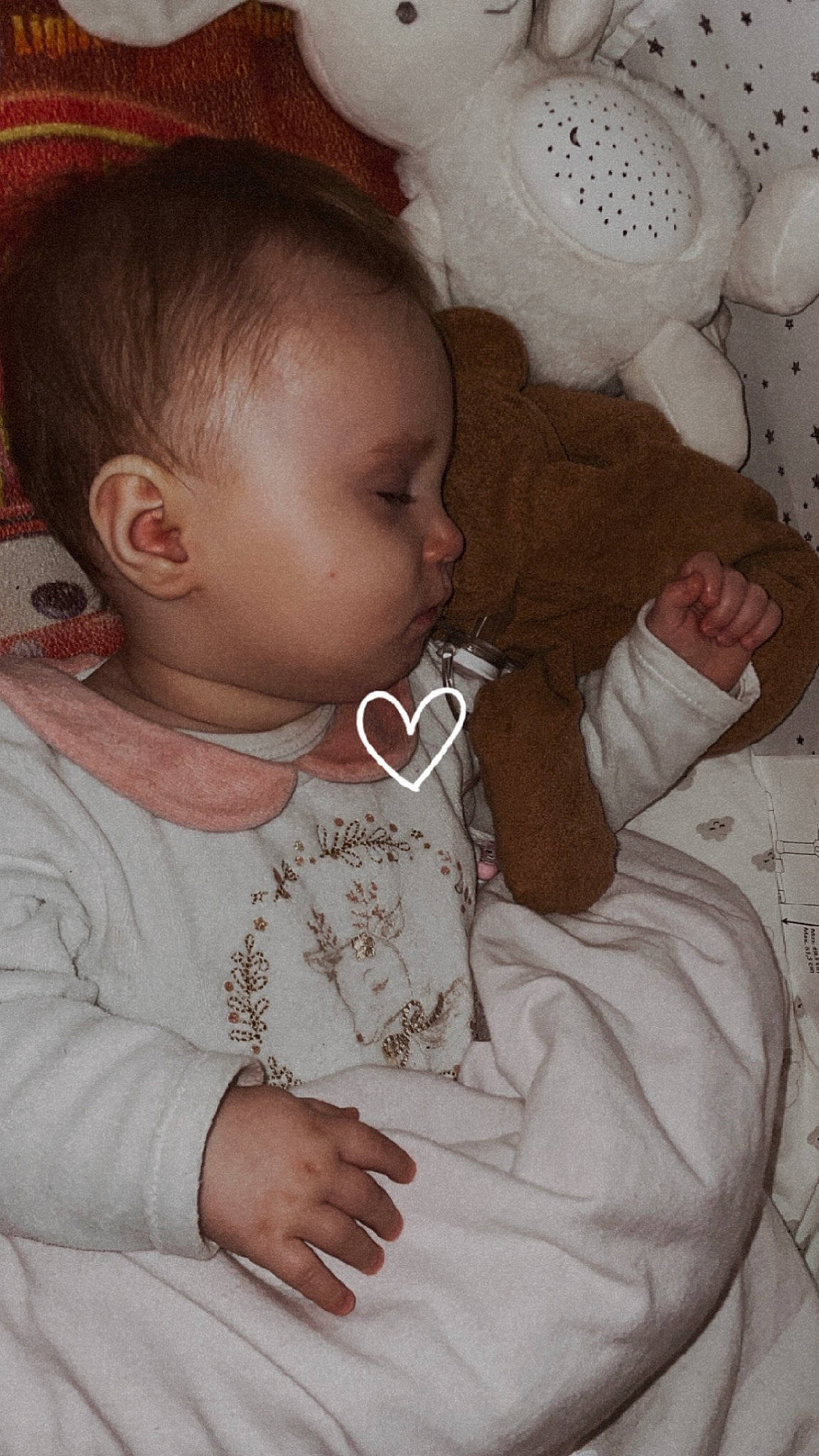 Lydia a rejoint le concours — aidez-le/la à gagner de superbes lots ! arm, baby, baby_toddler_clothing, cheek, chin, ear, eye, eyebrow, eyelash, face, hand, head, human_body, lip, mouth, neck, nose, person, skin, sleeve