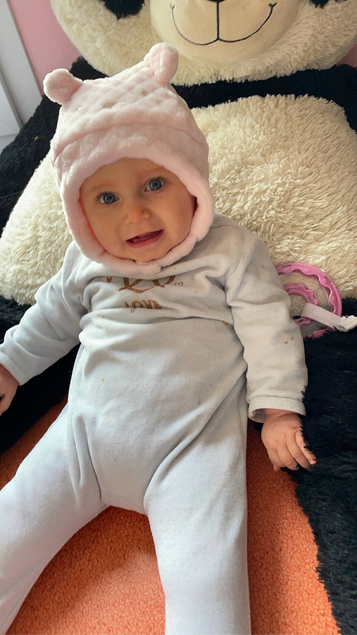 Lydia a rejoint le concours — aidez-le/la à gagner de superbes lots ! baby, baby_toddler_clothing, cap, cheek, child, comfort, eye, fashion_accessory, fun, fur, happy, headgear, headwear, human_body, human_leg, person, sitting, skin, sleeve, smile