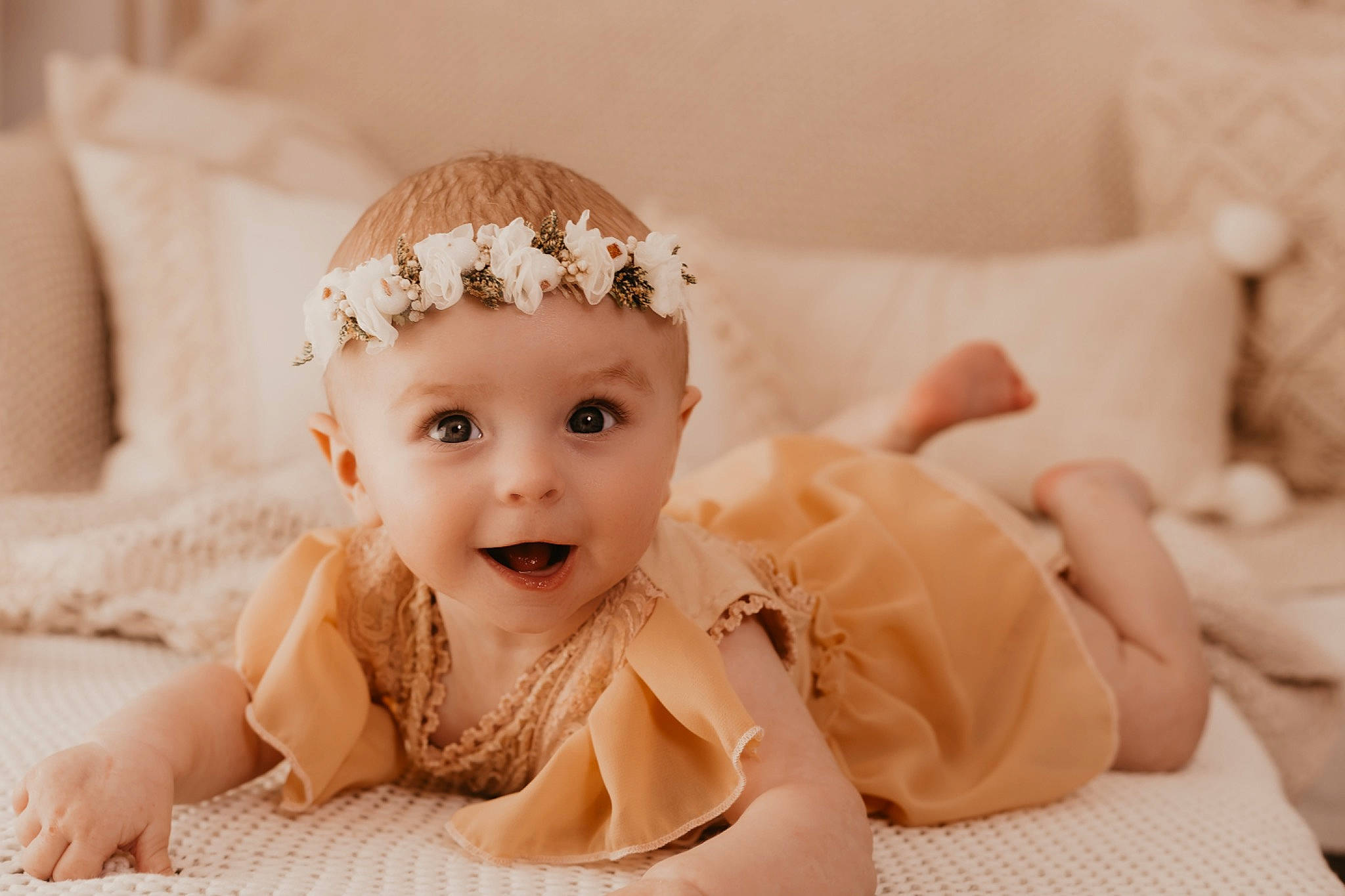 Bertille participe au concours pour gagner de l'argent avec cette photo : baby, baby_toddler_clothing, bridal_accessory, child, comfort, embellishment, event, facial_expression, flash_photography, happy, head, headband, headgear, headpiece, headwear, iris, jewellery, necklace, person, skin