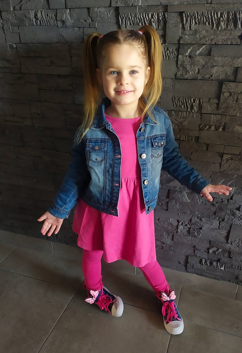 Ambre a rejoint le concours — aidez-le/la à gagner de superbes lots ! baby_toddler_clothing, electric_blue, facial_expression, flash_photography, happy, head, human_body, joy, knee, leg, leisure, magenta, pattern, person, pink, purple, shoe, sleeve, smile, sneakers