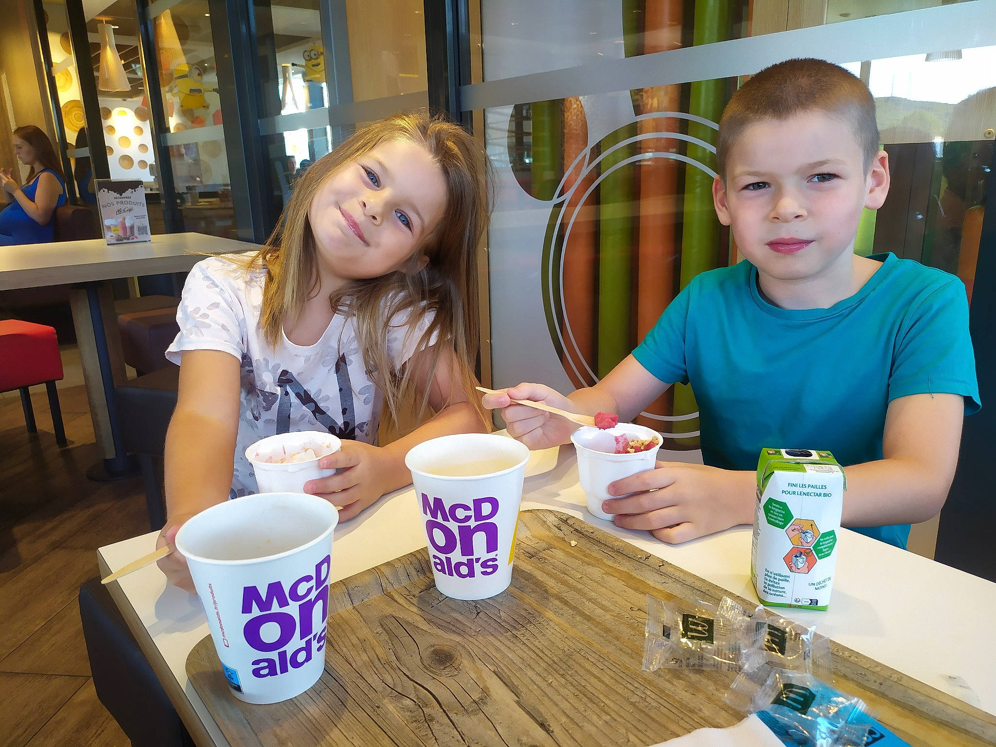 Ambre participe au concours pour gagner de l'argent avec cette photo : chair, child, cup, drink, drinkware, education, event, fun, furniture, happy, joy, leisure, person, recreation, room, sharing, smile, t_shirt, table, tableware