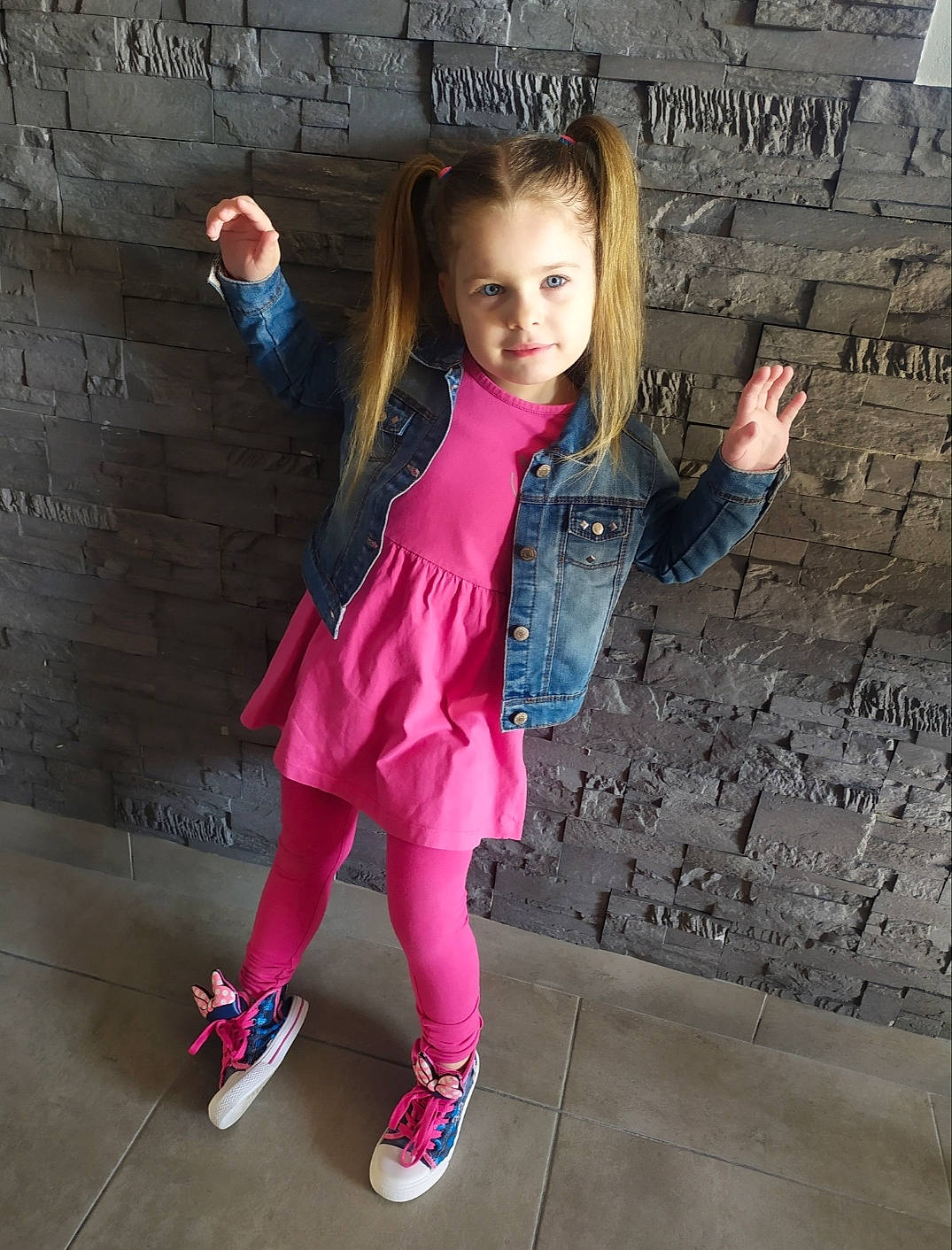 Ambre a rejoint le concours — aidez-le/la à gagner de superbes lots ! active_pants, beauty, blond, cool, flash_photography, footwear, gesture, happy, human_leg, joy, knee, leisure, magenta, person, pink, sleeve, sock, sportswear, standing, t_shirt