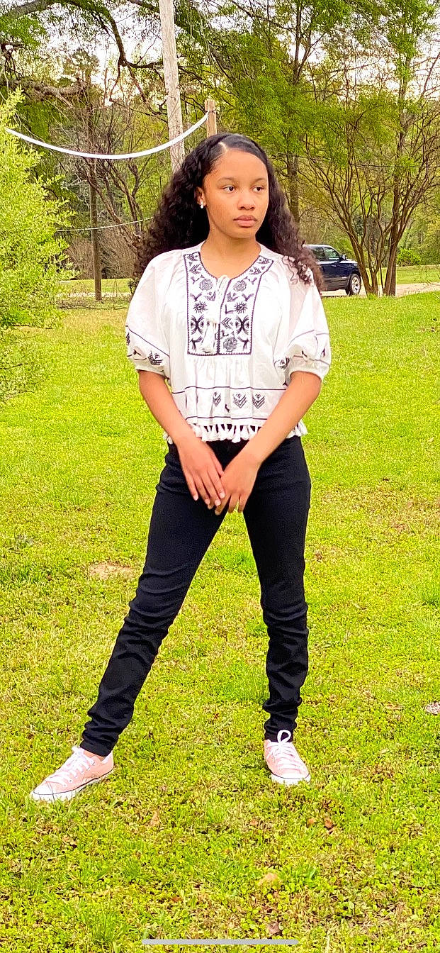 Carolina Carrillo is registered to the contest to win money with this photo: blazer, collar, denim, footwear, formal_wear, grass, green, knee, leg, neck, people_in_nature, person, plant, shoe, sleeve, sportswear, street_fashion, t_shirt, thigh, tree