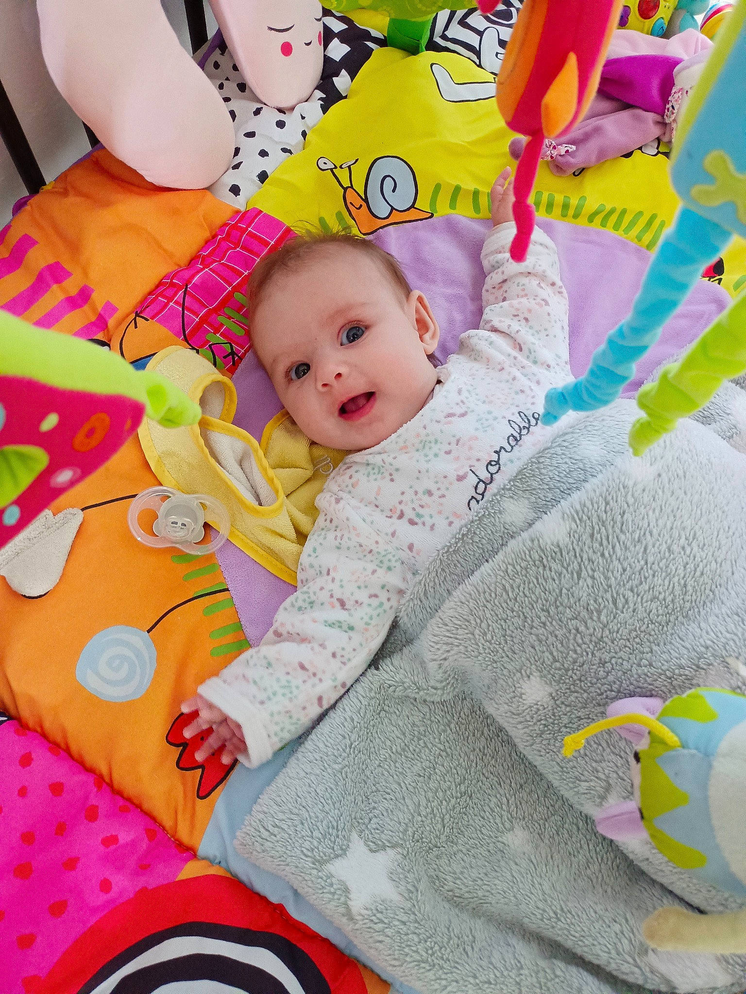 Annabella participe au concours pour gagner de l'argent avec cette photo : baby, baby_products, baby_toddler_clothing, cheek, child, comfort, fun, happy, linens, magenta, pattern, people_in_nature, person, photograph, pink, play, product, sleeve, textile, toddler