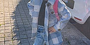 Maëlyne a rejoint le concours — aidez-le/la à gagner de superbes lots ! child, boy, cap, pink_cap, jacket, checkered_jacket, jeans, sneakers, sidewalk, car, white_car, backpack, pink_backpack, sunlight, shadow, plants, urban, outdoor, smile, pose