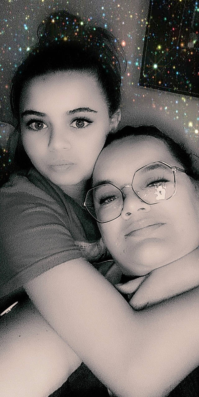 Lina participe au concours pour gagner de l'argent avec cette photo : black, black_and_white, black_hair, cheek, chin, cool, eyebrow, eyewear, face, flash_photography, forehead, gesture, happy, human, iris, lip, nose, person, skin, style