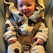 Maël participe au concours pour gagner de l'argent avec cette photo : baby, infant, child, smiling, fleece, onesie, hood, car_seat, seatbelt, straps, cozy, cute, happy, indoor, blue_clothing, plush, soft, sitting, person, portrait