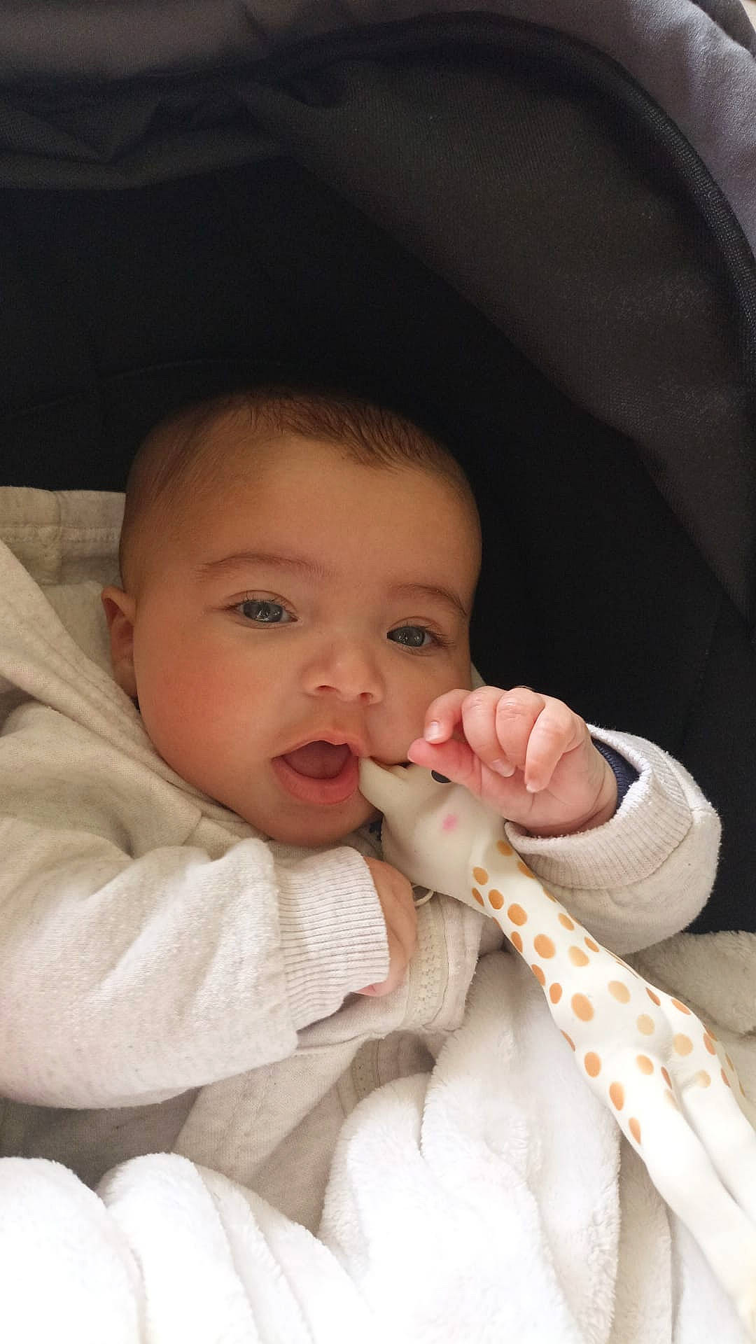 Marwan a rejoint le concours — aidez-le/la à gagner de superbes lots ! arm, baby, baby_toddler_clothing, cheek, comfort, ear, eye, eyebrow, finger, gesture, hand, iris, lip, mouth, neck, nose, person, skin, sleeve, thumb