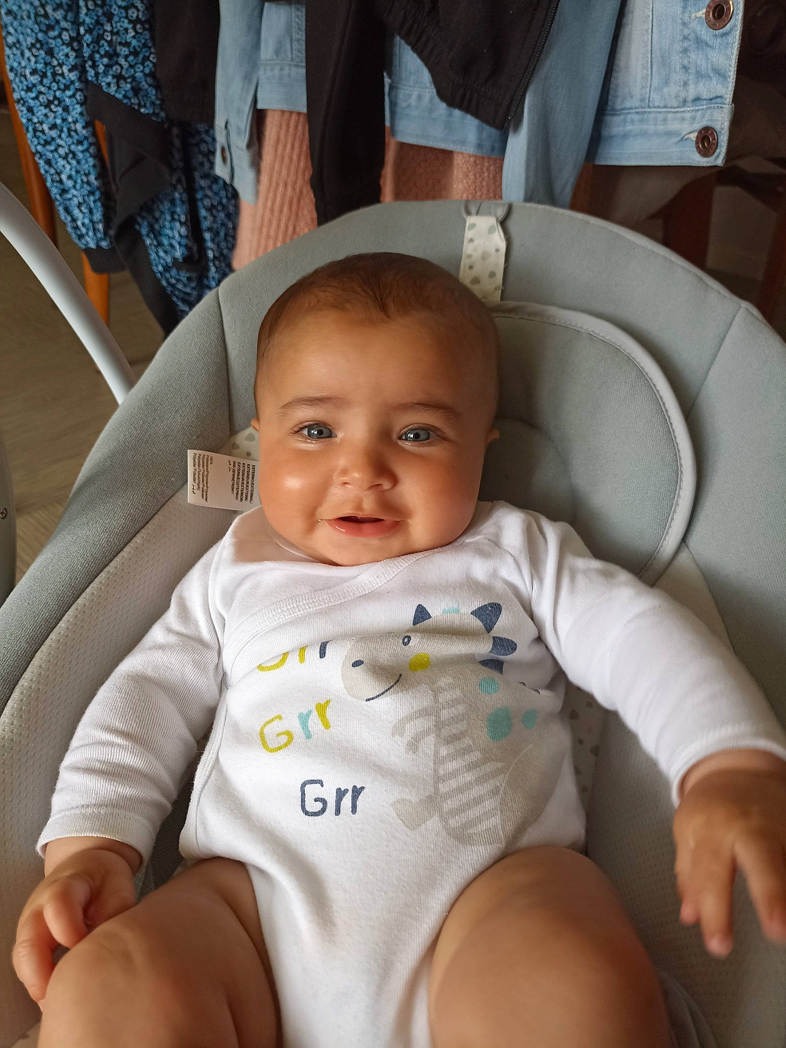 Marwan a rejoint le concours — aidez-le/la à gagner de superbes lots ! auto_part, baby, baby_products, baby_toddler_clothing, car_seat, cheek, child, comfort, eye, finger, iris, knee, person, seat_belt, sitting, skin, sleeve, smile, thumb, toddler