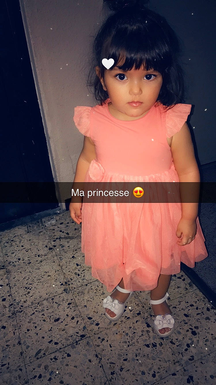 Linda a rejoint le concours — aidez-le/la à gagner de superbes lots ! abdomen, black_hair, child, child_model, costume, head, human, joint, leg, peach, person, pink, skin, space, thigh, toddler, toy, trunk