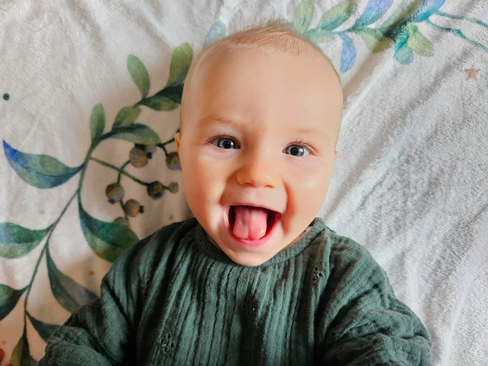 Stella a rejoint le concours — aidez-le/la à gagner de superbes lots ! baby, baby_toddler_clothing, cheek, child, comfort, eye, eyebrow, eyelash, gesture, happy, iris, linens, lip, mouth, nose, person, skin, sleeve, smile, toddler