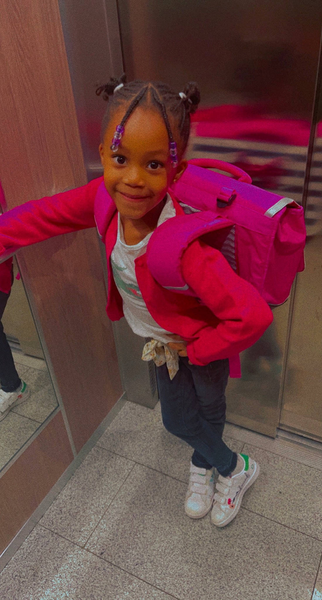 Elena participe au concours pour gagner de l'argent avec cette photo : child, event, eyewear, fashion_accessory, flooring, footwear, fun, happy, headphones, joy, leisure, magenta, person, personal_protective_equipment, pink, recreation, shoe, sitting, skin, smile