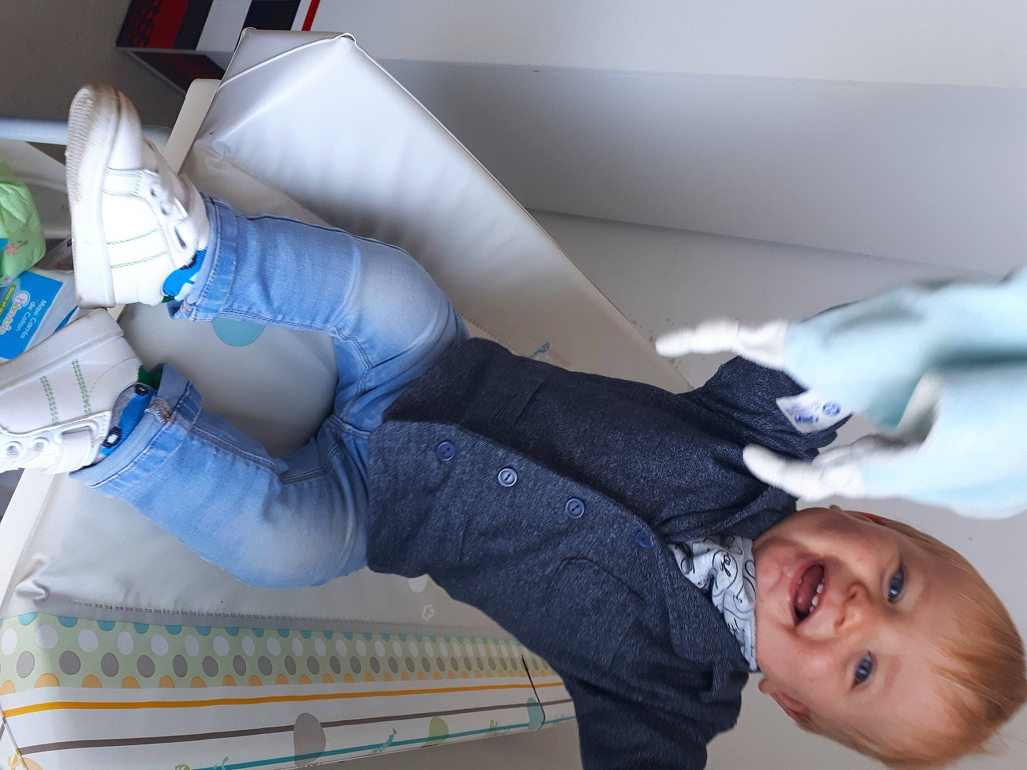 Naëlio participe au concours pour gagner de l'argent avec cette photo : baby, child, comfort, knee, leg, person