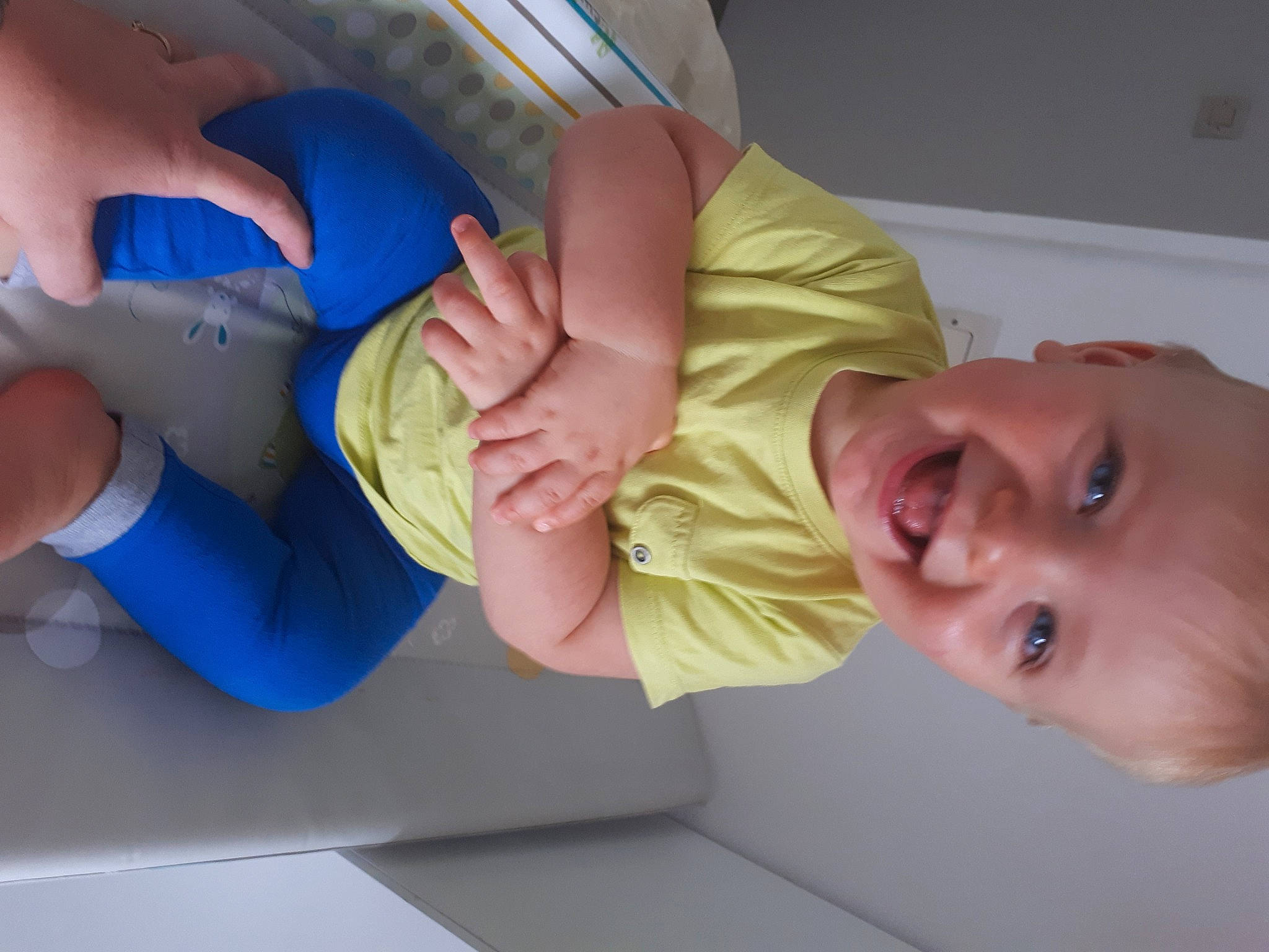 Naëlio a rejoint le concours — aidez-le/la à gagner de superbes lots ! arm, baby, child, finger, hand, person, thumb, toddler