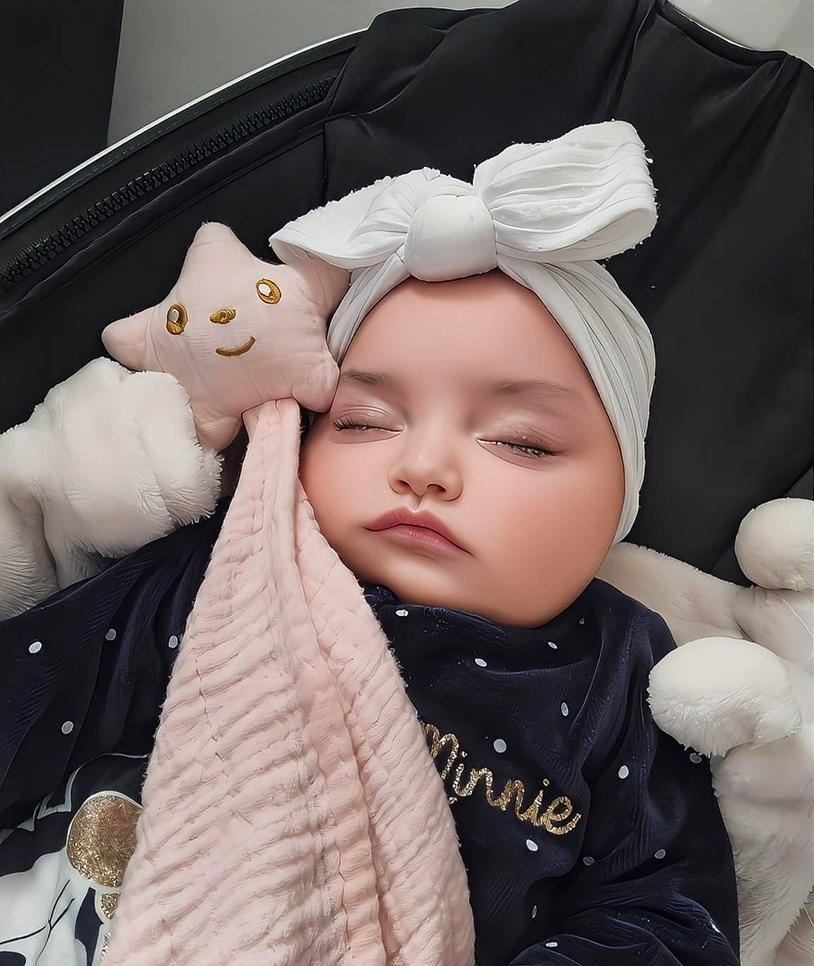 Kaycie a rejoint le concours — aidez-le/la à gagner de superbes lots ! baby, baby_toddler_clothing, beanie, cap, cheek, child, comfort, eyelash, fashion_accessory, fur, headgear, knit_cap, linens, outerwear, person, skin, sleeve, textile, thumb, toddler