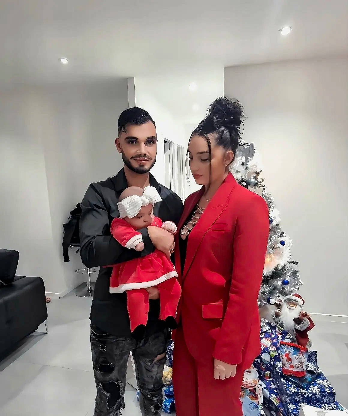 Kaycie a rejoint le concours — aidez-le/la à gagner de superbes lots ! automotive_design, bag, belt, costume, event, eyewear, fashion_design, fictional_character, flooring, formal_wear, fun, fur, holiday, joy, luggage_and_bags, luxury_vehicle, person, room, smile, suit