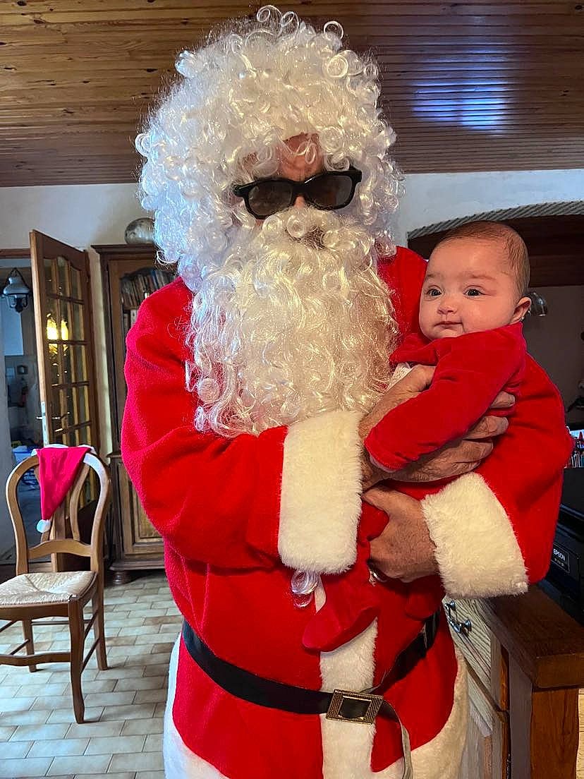 Kaycie participe au concours pour gagner de l'argent avec cette photo : beard, chair, christmas, christmas_eve, event, face, facial_expression, facial_hair, fictional_character, fun, fur, happy, hat, head, holiday, human_body, lap, person, room, santa_claus