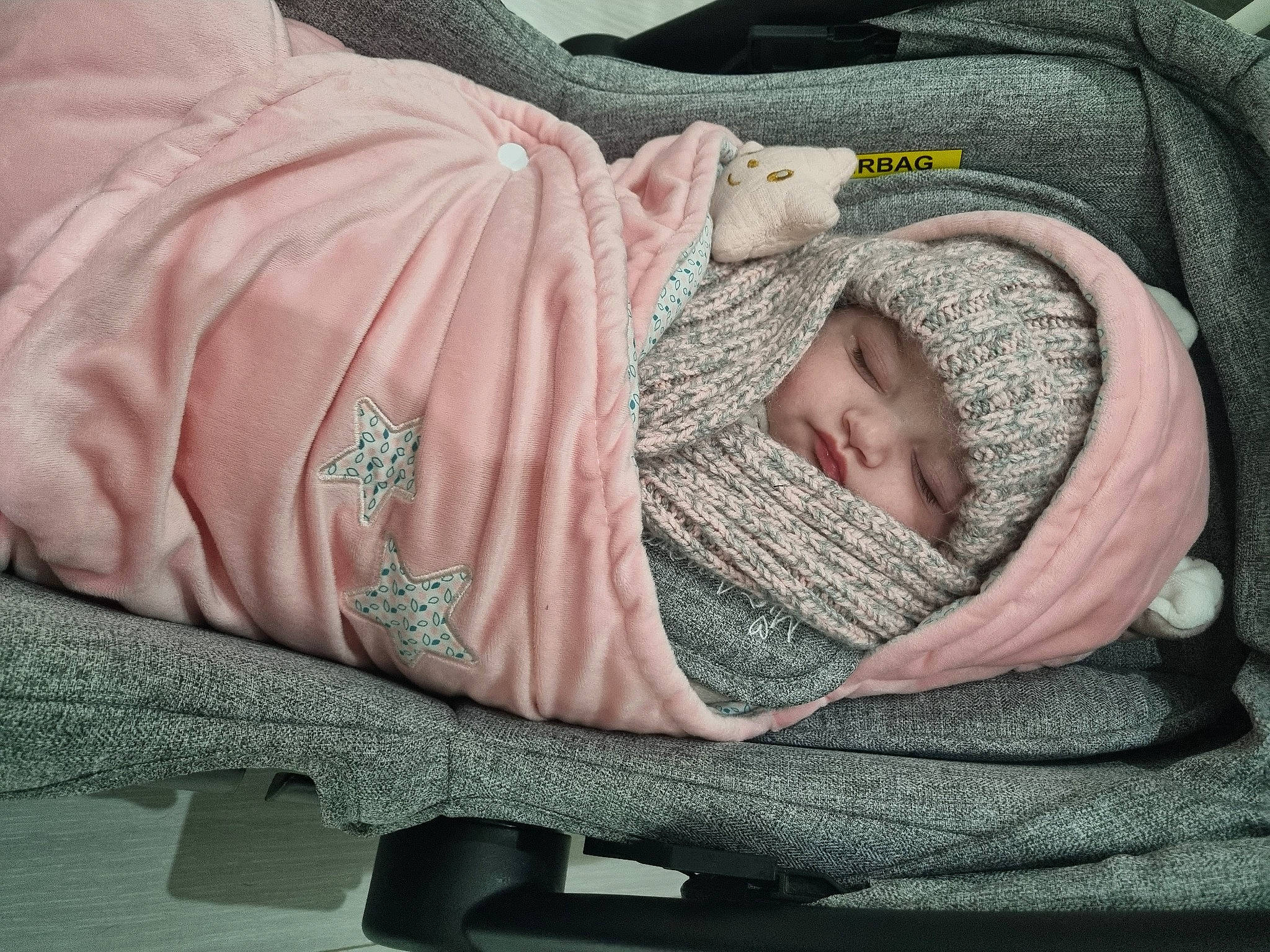 Kaycie a rejoint le concours — aidez-le/la à gagner de superbes lots ! baby, baby_products, baby_safety, baby_sleeping, baby_toddler_clothing, bedding, bedtime, child, comfort, grass, headwear, infant_bed, linens, nap, pattern, person, room, sitting, sleep, sleeve