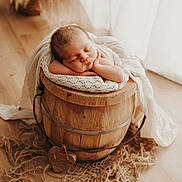 Olympe participe au concours pour gagner de l'argent avec cette photo : baby, baby_pose, blanket, cozy, curtains, cuteness, floor, indoors, infant, newborn, nursery, peaceful, portrait, resting, sleeping, soft_light, texture, warm_tones, wood, wooden_barrel