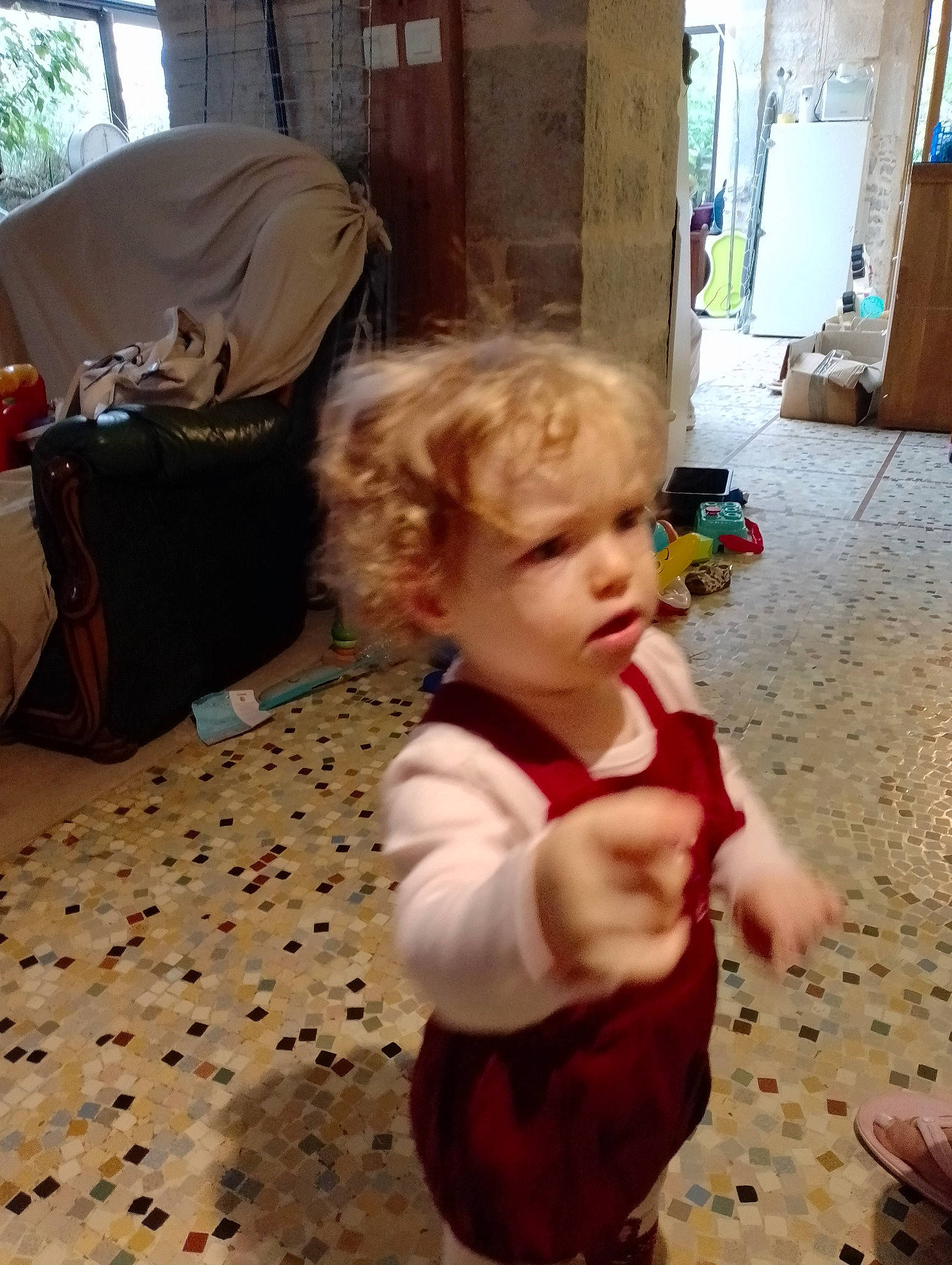 Laure a rejoint le concours — aidez-le/la à gagner de superbes lots ! baby, baby_toddler_clothing, cheek, child, door, floor, flooring, fun, hardwood, living_room, person, play, room, sitting, standing, toddler, tree, vacation, window, wood