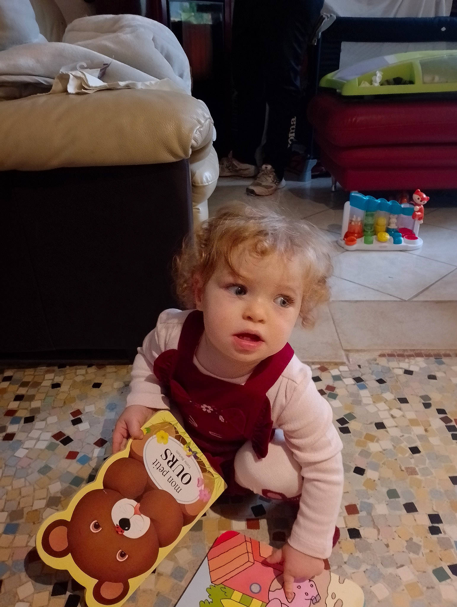 Laure a rejoint le concours — aidez-le/la à gagner de superbes lots ! baby, baby_products, baby_toddler_clothing, cheek, child, comfort, event, face, flooring, fun, happy, holiday, lap, living_room, person, play, room, sitting, toddler, vacation