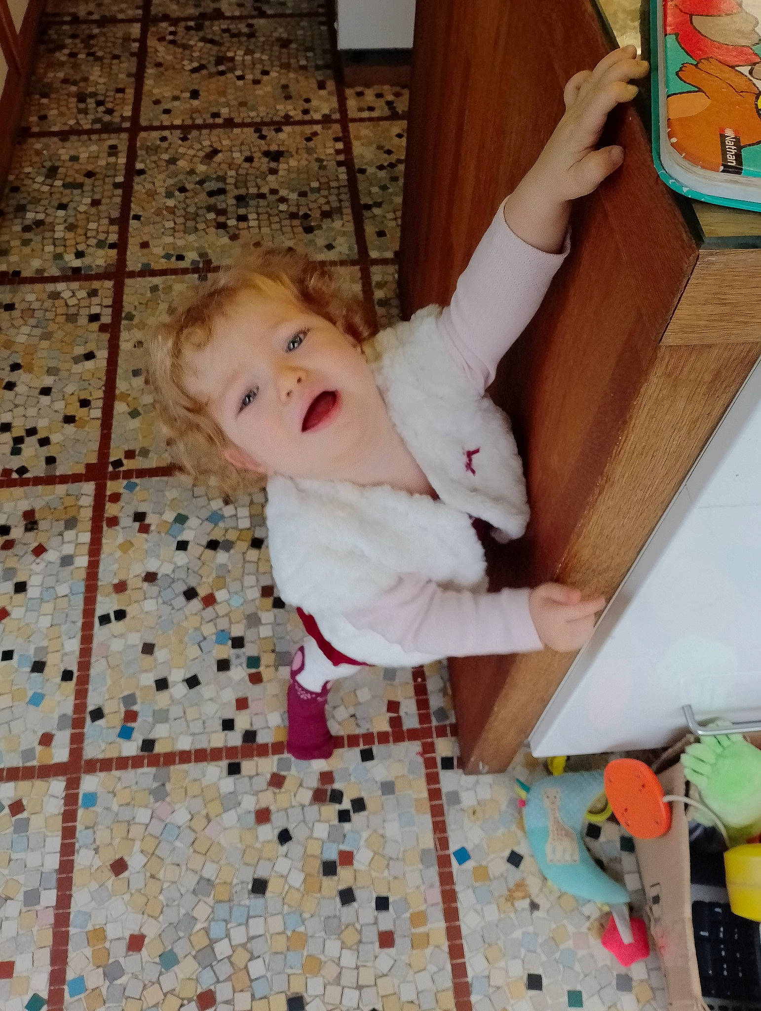 Laure a rejoint le concours — aidez-le/la à gagner de superbes lots ! baby, baby_products, baby_toddler_clothing, baby_toys, child, comfort, floor, flooring, fun, hardwood, pattern, person, play, product, room, sitting, smile, toddler, varnish, wood