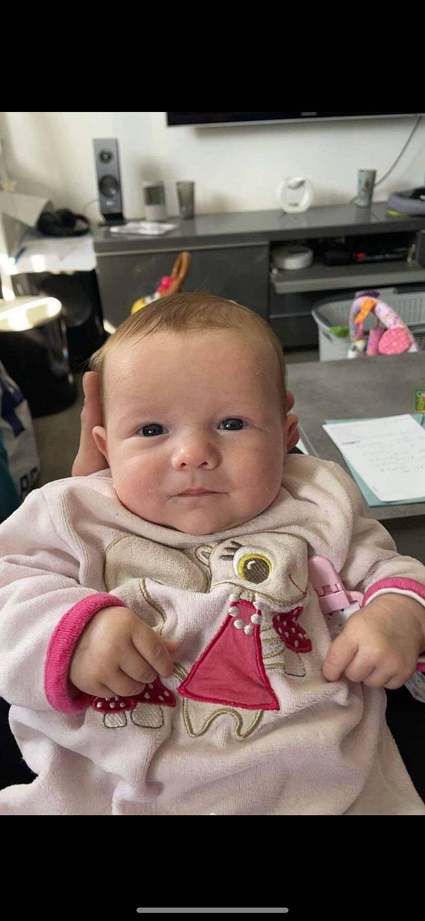 Mencia a rejoint le concours — aidez-le/la à gagner de superbes lots ! baby, baby_carriage, baby_products, baby_toddler_clothing, bib, chair, cheek, child, ear, eye, finger, fun, happy, iris, mouth, person, room, sitting, skin, smile