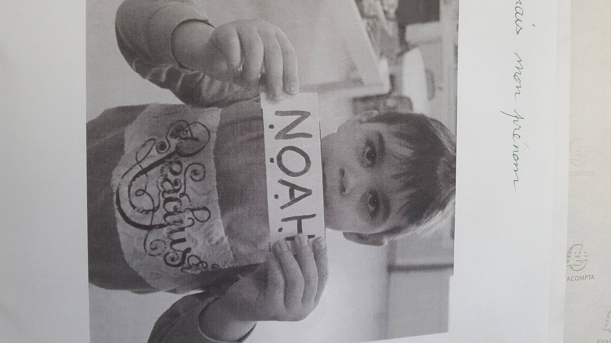 Noah a rejoint le concours — aidez-le/la à gagner de superbes lots ! art, banknote, black_and_white, cash, child, currency, drawing, finger, font, gesture, hand, money, money_handling, monochrome, monochrome_photography, paper, person, saving, style, visual_arts